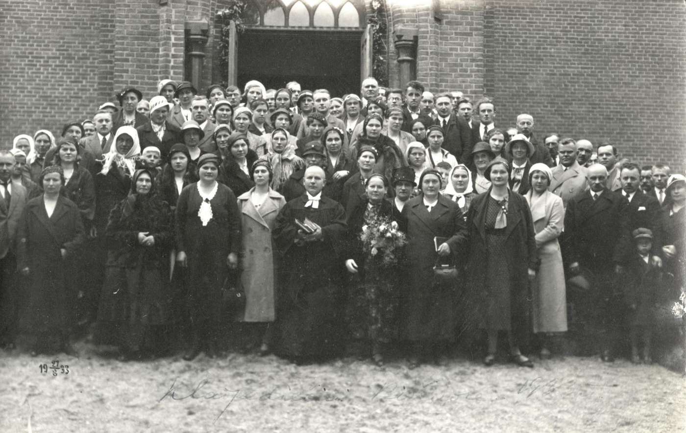 Petras Ločeris, Klaipėdiečių moterų ekskursijos Biržuose dalyvės prie Biržų evangelikų reformatų bažnyčios