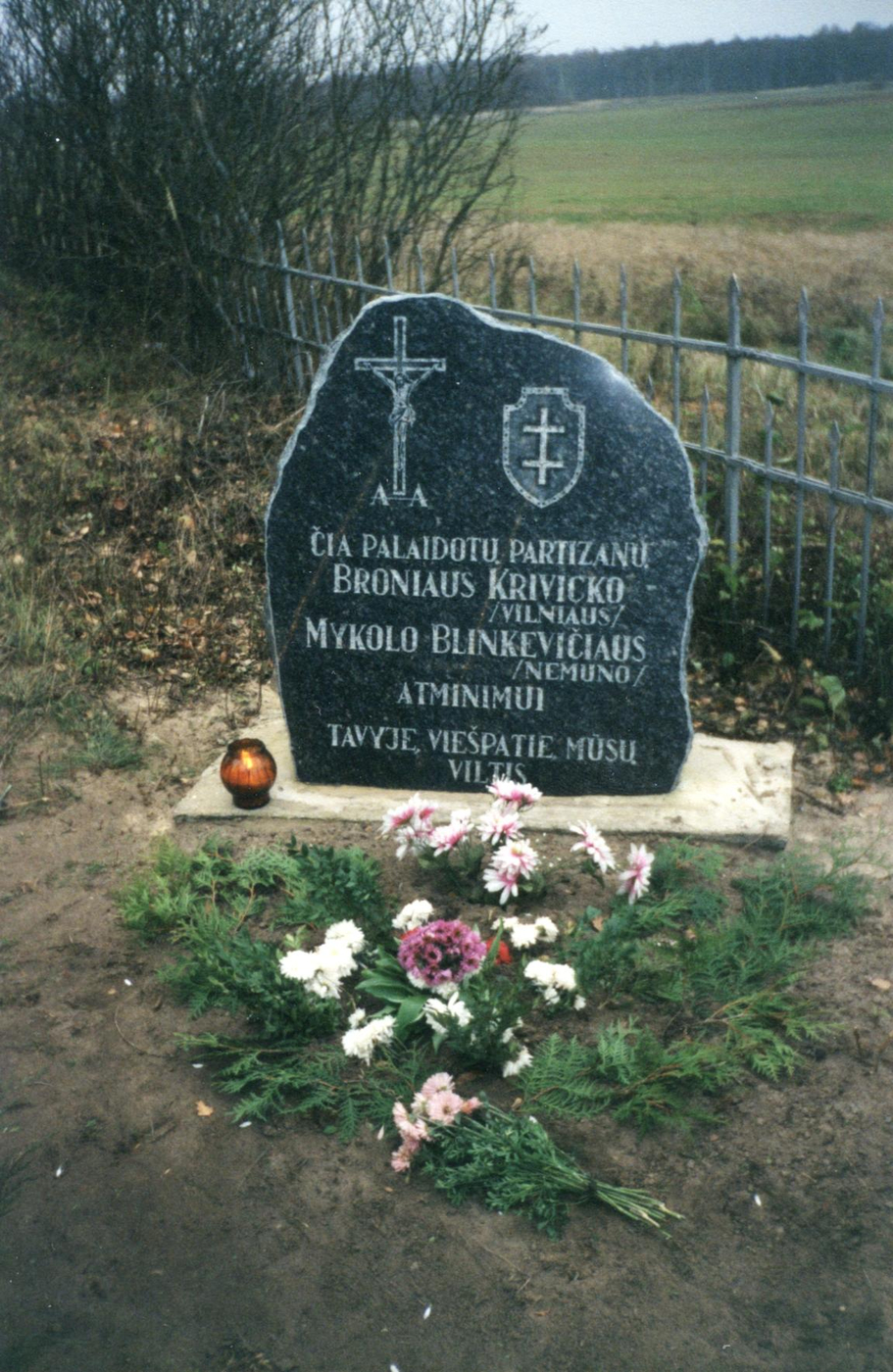 Nežinomas fotografas, Paminklinis akmuo partizanams Broniui Krivickui ir Mykolui Blinkevičiui Putiliškių kapinėse