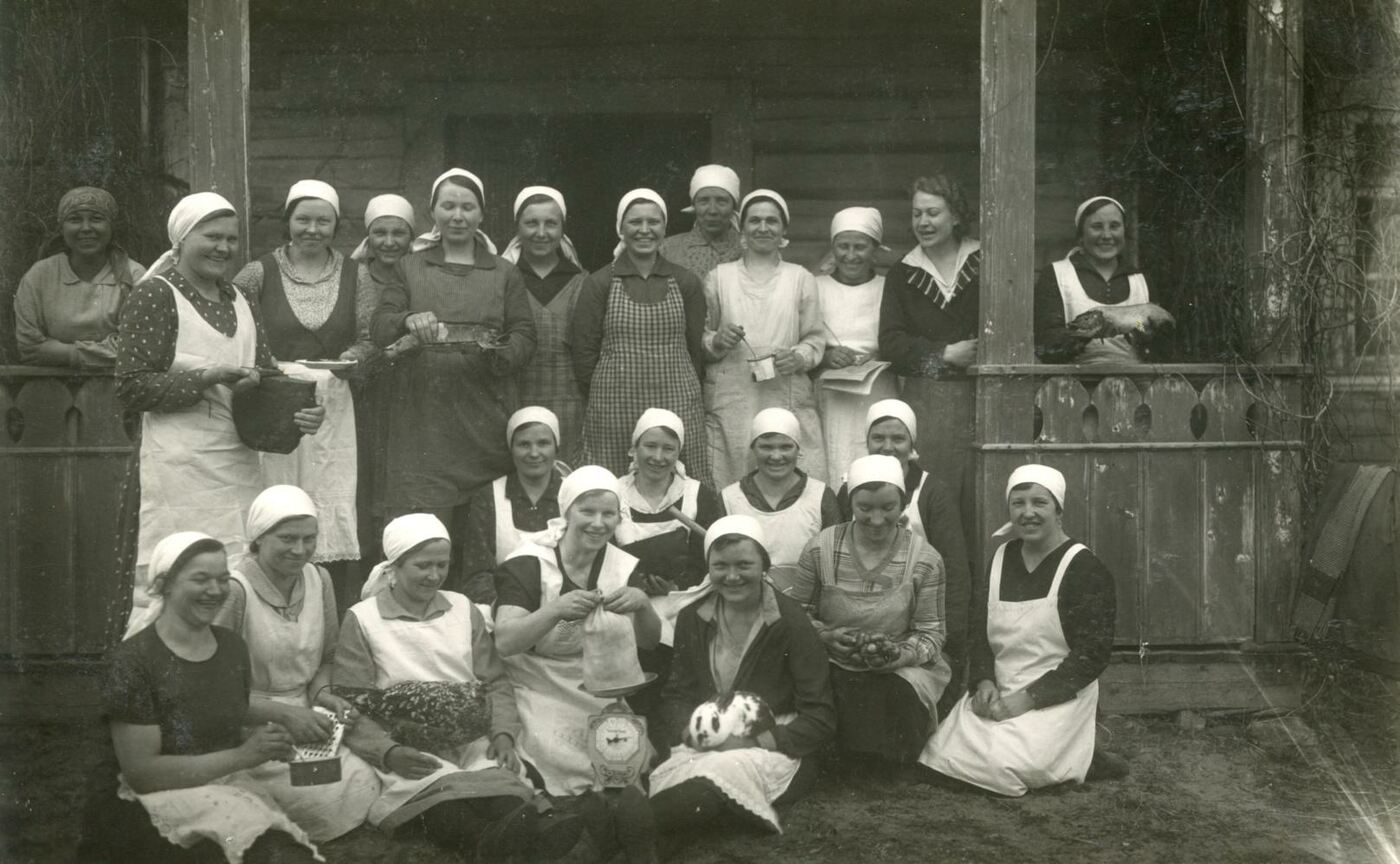 Nežinomas fotografas, Kulinarijos kursų dalyvės Šimpeliškiuose, prie Jono ir Martyno Yčų gimtojo namo prieangio