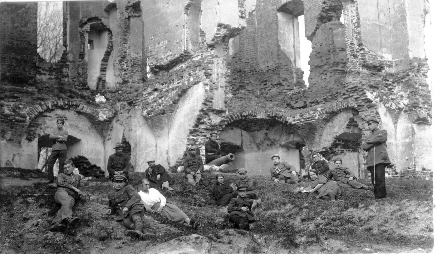 Petras Ločeris, Biržų šaulių, jaunimo grupė prie Biržų pilies rūmų griuvėsių vakarinės dalies