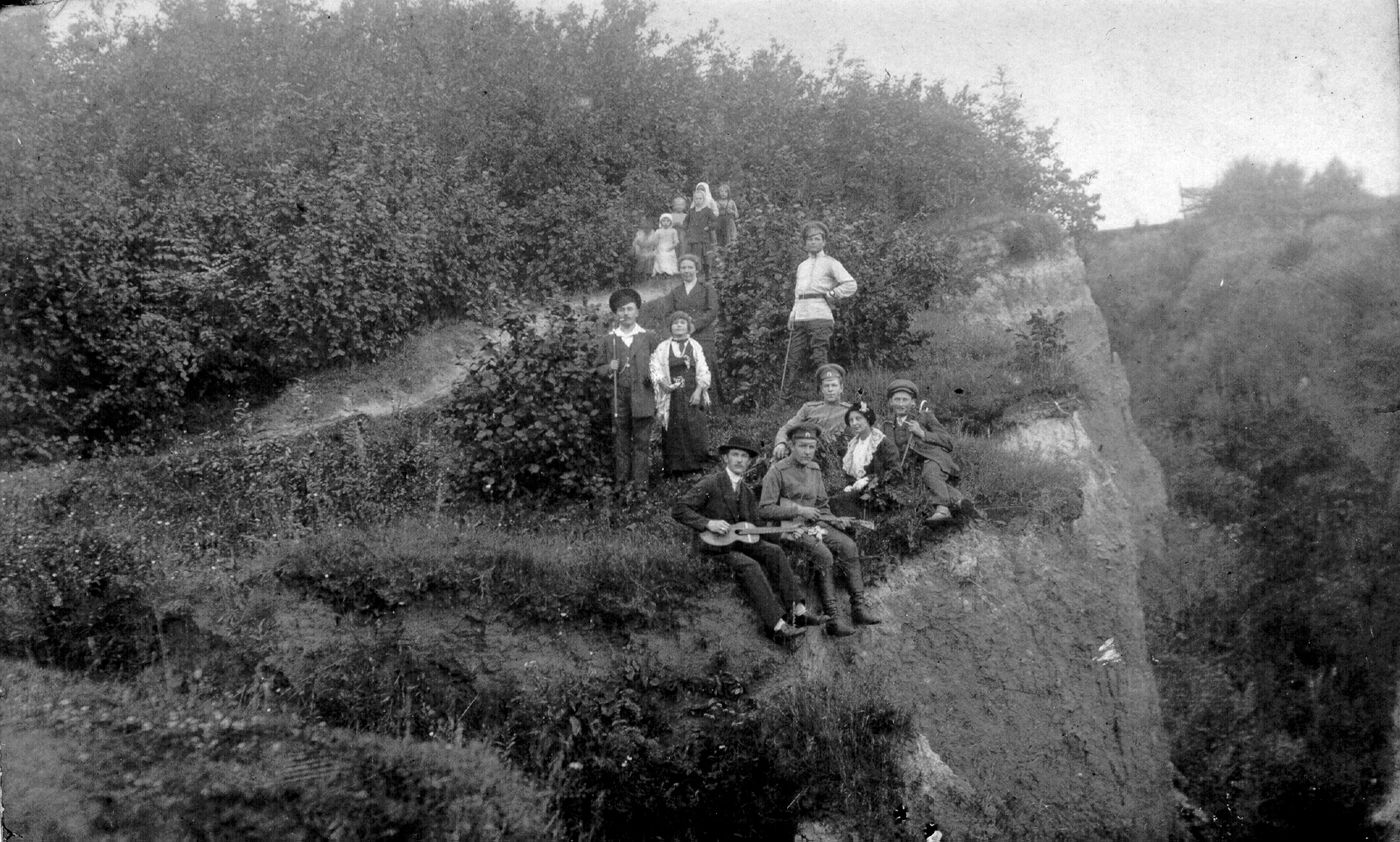 Nežinomas fotografas, Grupė kariškių ir civilių iškyloje gamtoje, prie skardžio