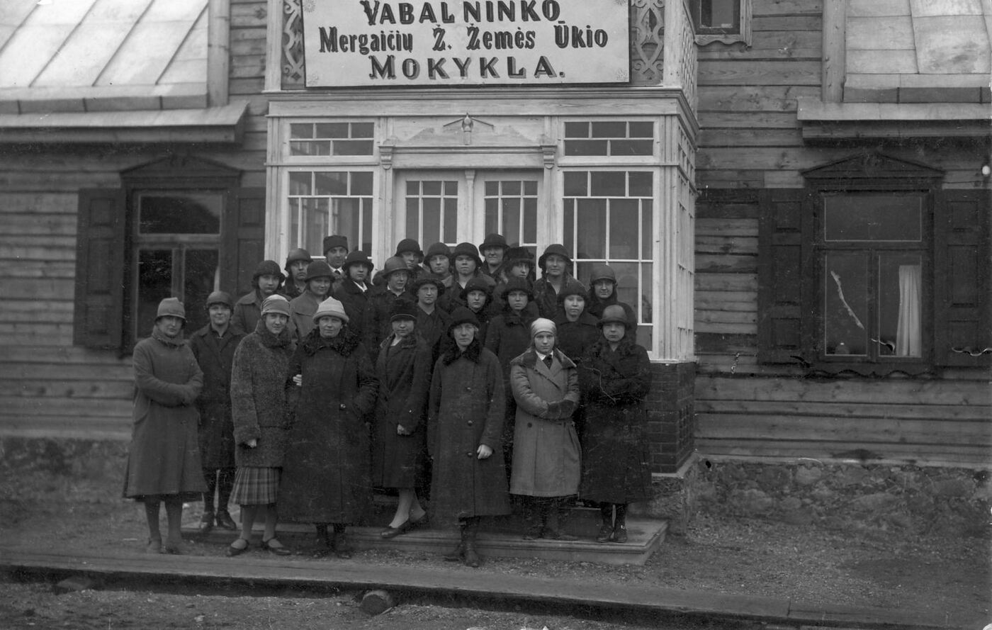 Juozas Daubaras, Vabalninko mergaičių žiemos žemės ūkio mokyklos mokinės ir mokytojos