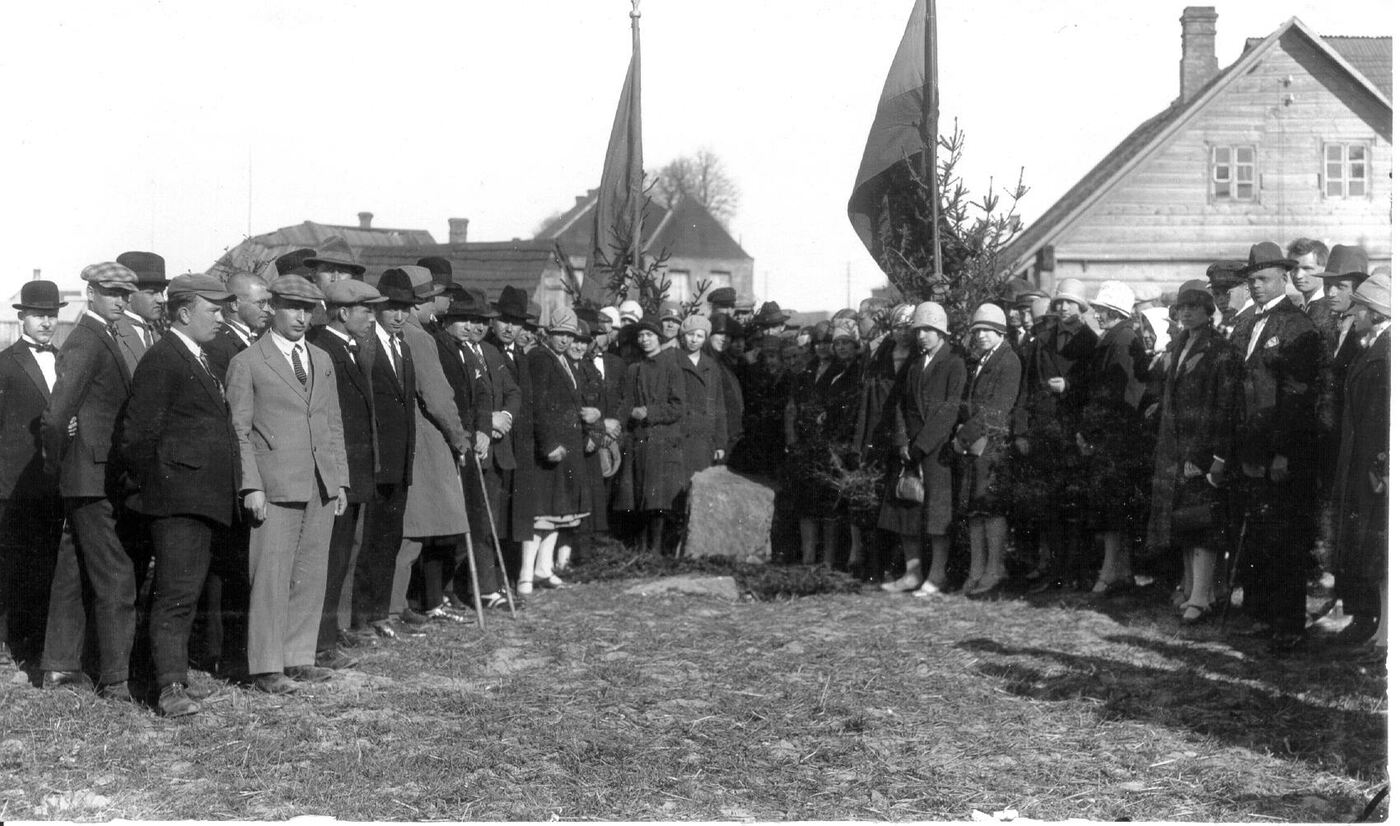 Petras Ločeris, Biržų apskrities pradžios mokyklų mokytojai pastatų fone prie akmens