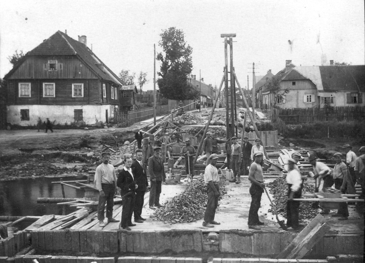 Nežinomas fotografas, Tilto per Apaščią statyba
