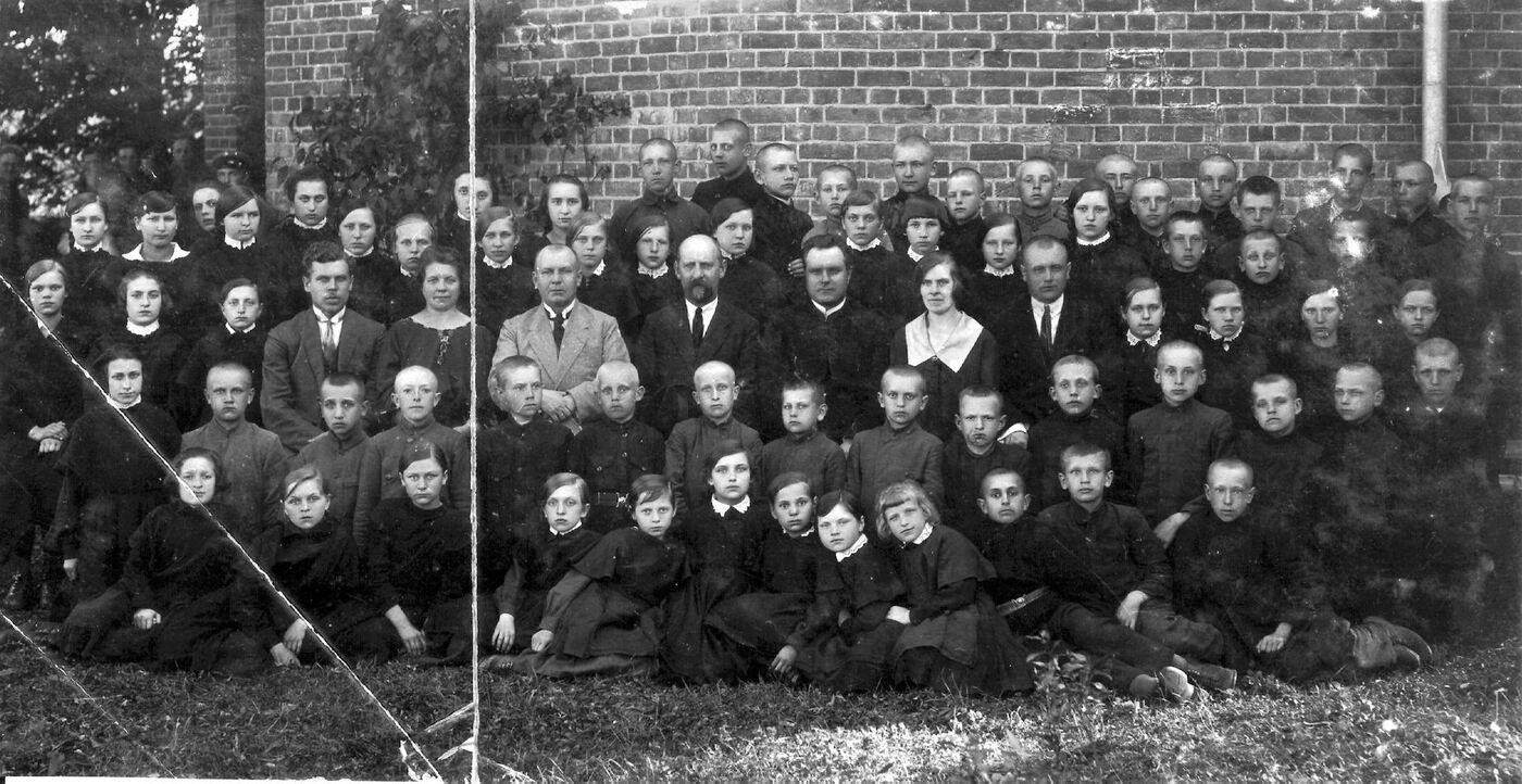 Petras Ločeris, Nemunėlio Radviliškio progimnazijos mokiniai prie evangelikų reformatų bažnyčios