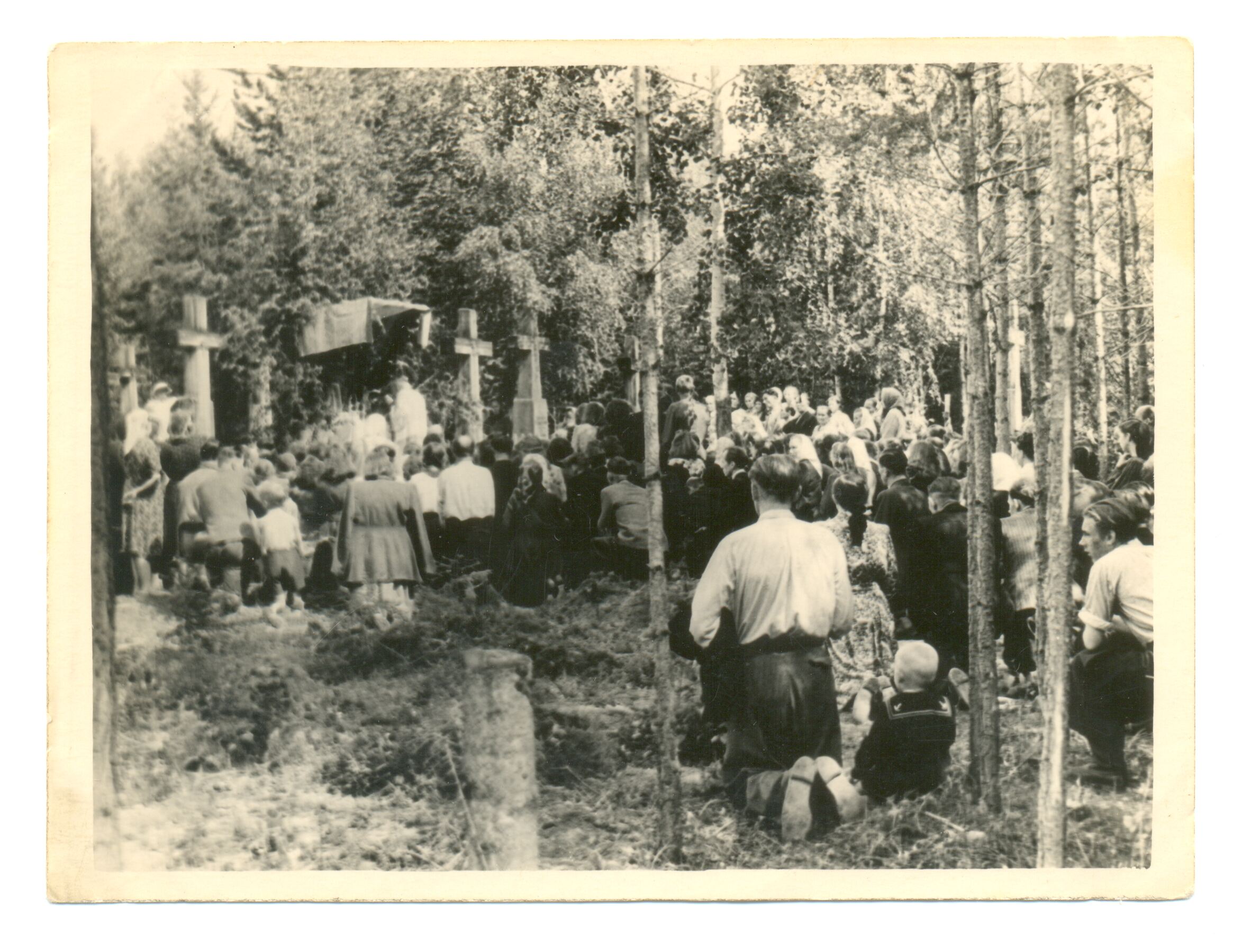 Nežinomas fotografas, Kapinėse, prie tremtinių padaryto altoriaus, kunigas laiko mišias. Zulumajus, Irkutsko sritis, Rusija. 1954 m.