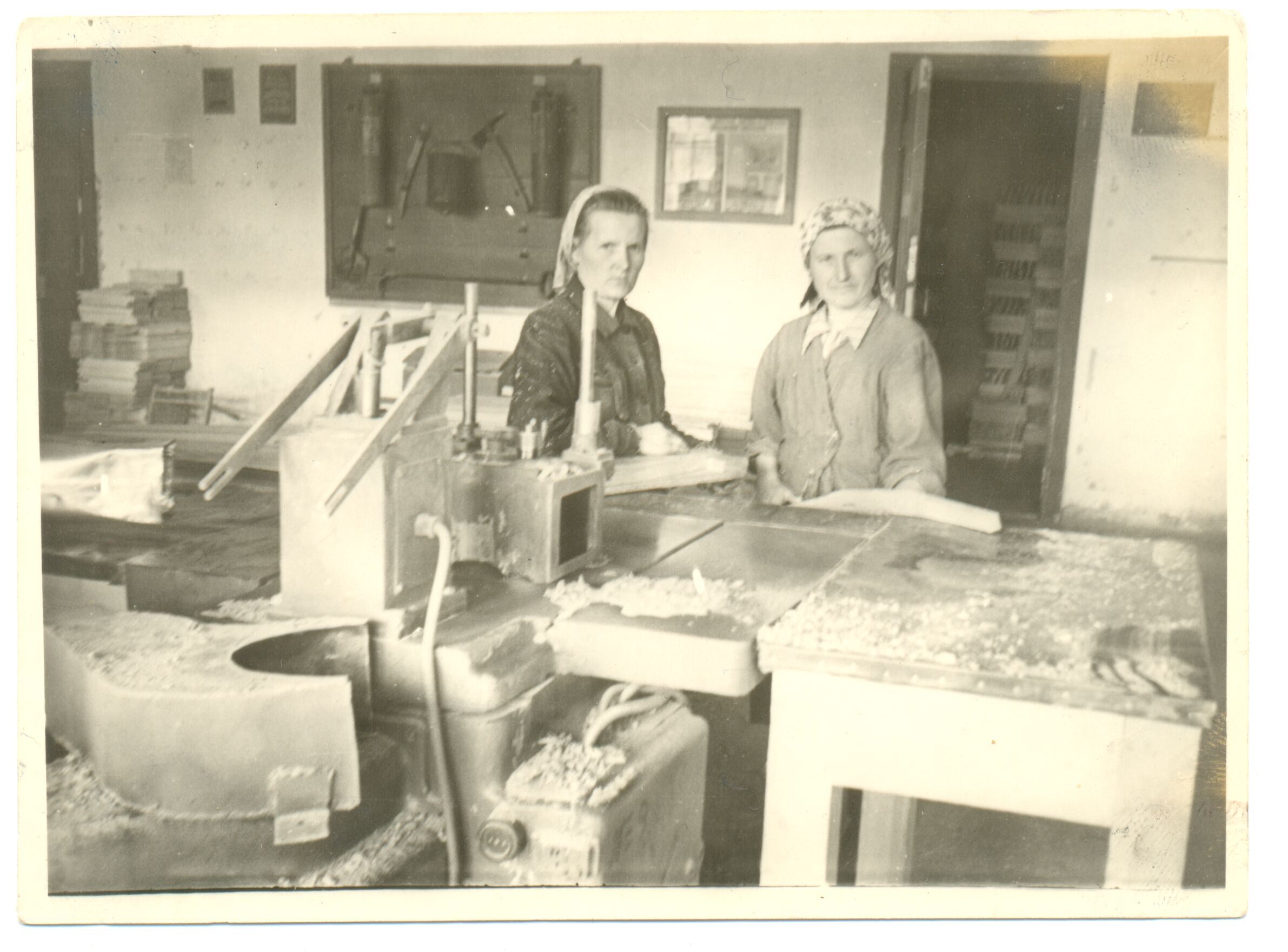 Nežinomas fotografas, Lietuvės tremtinės baldų gamybos ceche. Zima, Irkutsko sritis, Rusija. 1958 m.