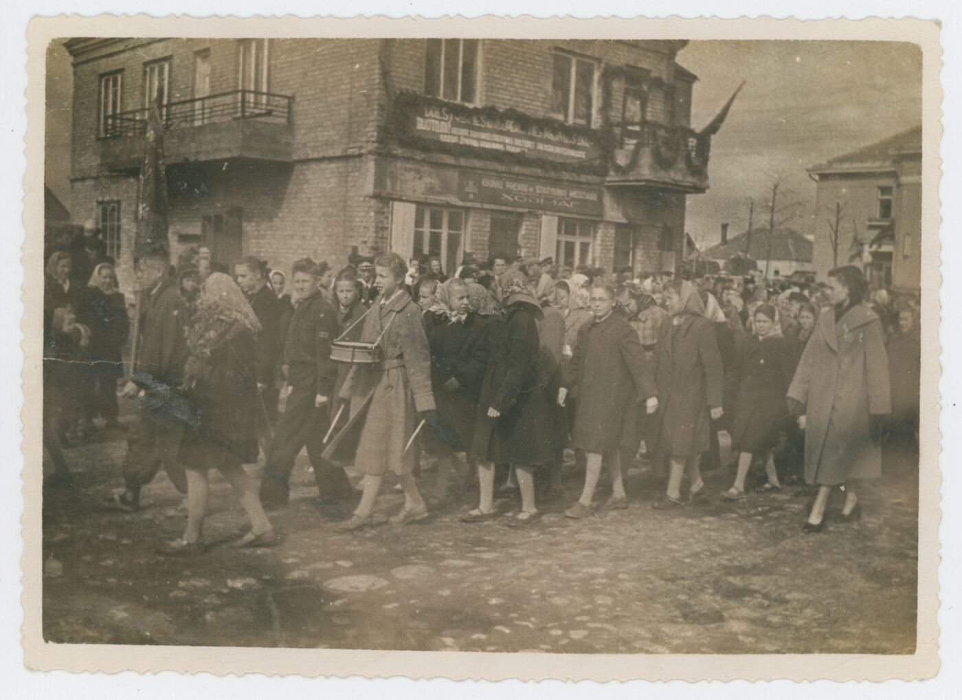 Nežinomas fotografas, Šventinė demonstracija Kelmėje