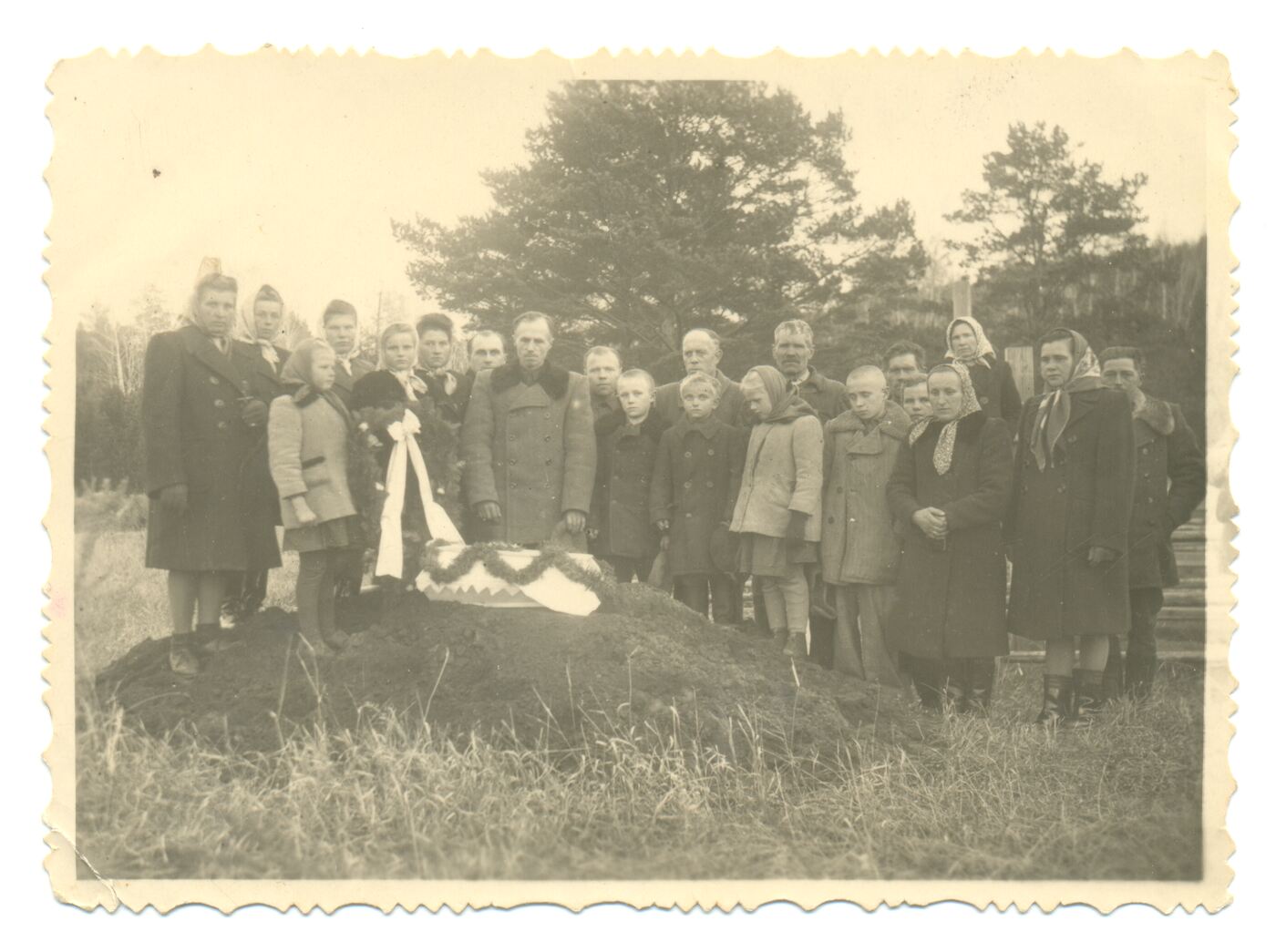 Nežinomas fotografas, Lietuvių tremtinių vaiko laidotuvės