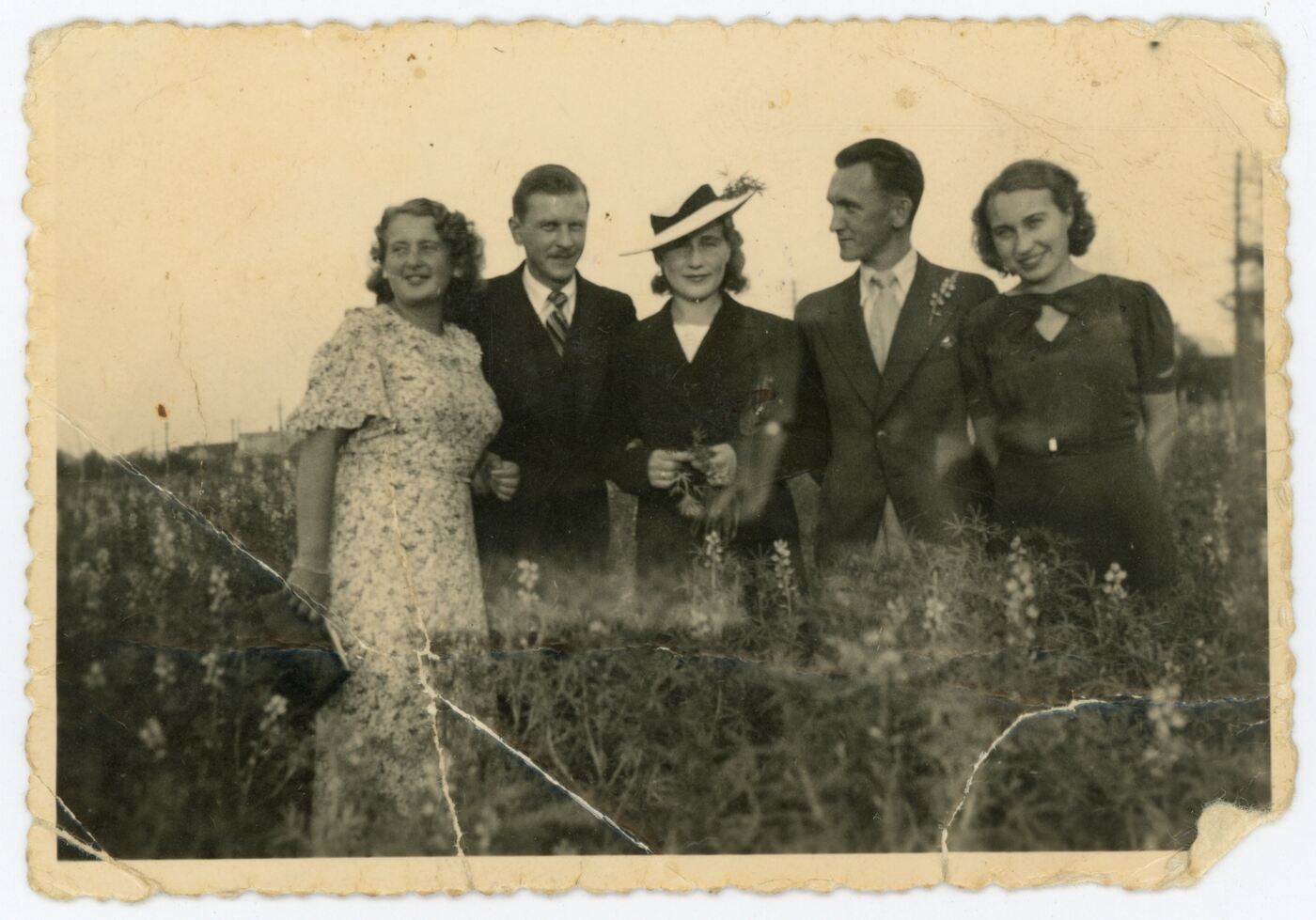 Nežinomas fotografas, Viduryje stovi Liuda Bizimavičiūtė-Narbutienė