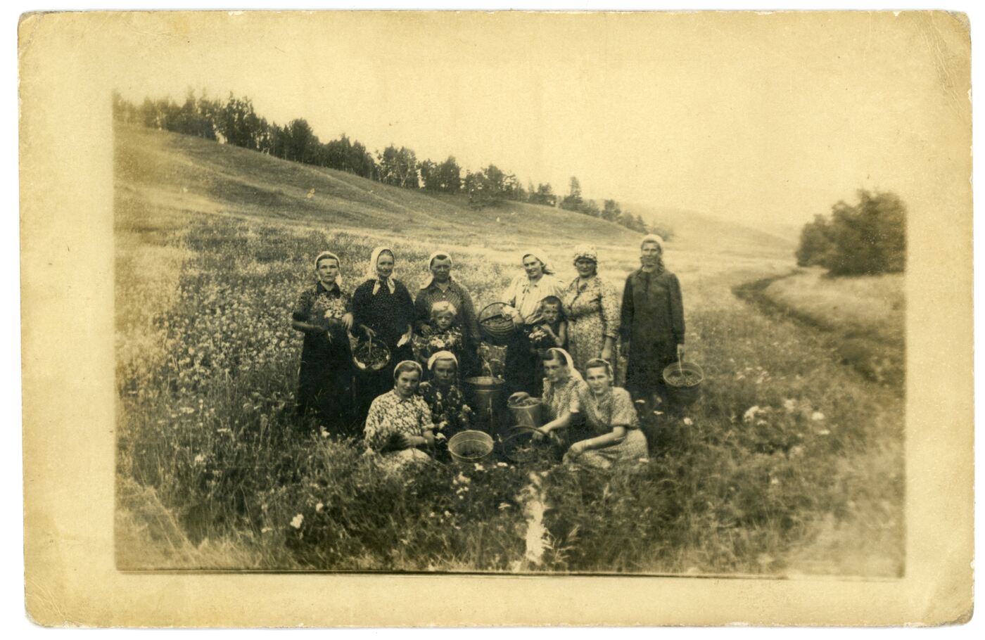 Nežinomas fotografas, Ketvirta iš kairės stovi Zofija Petrauskienė