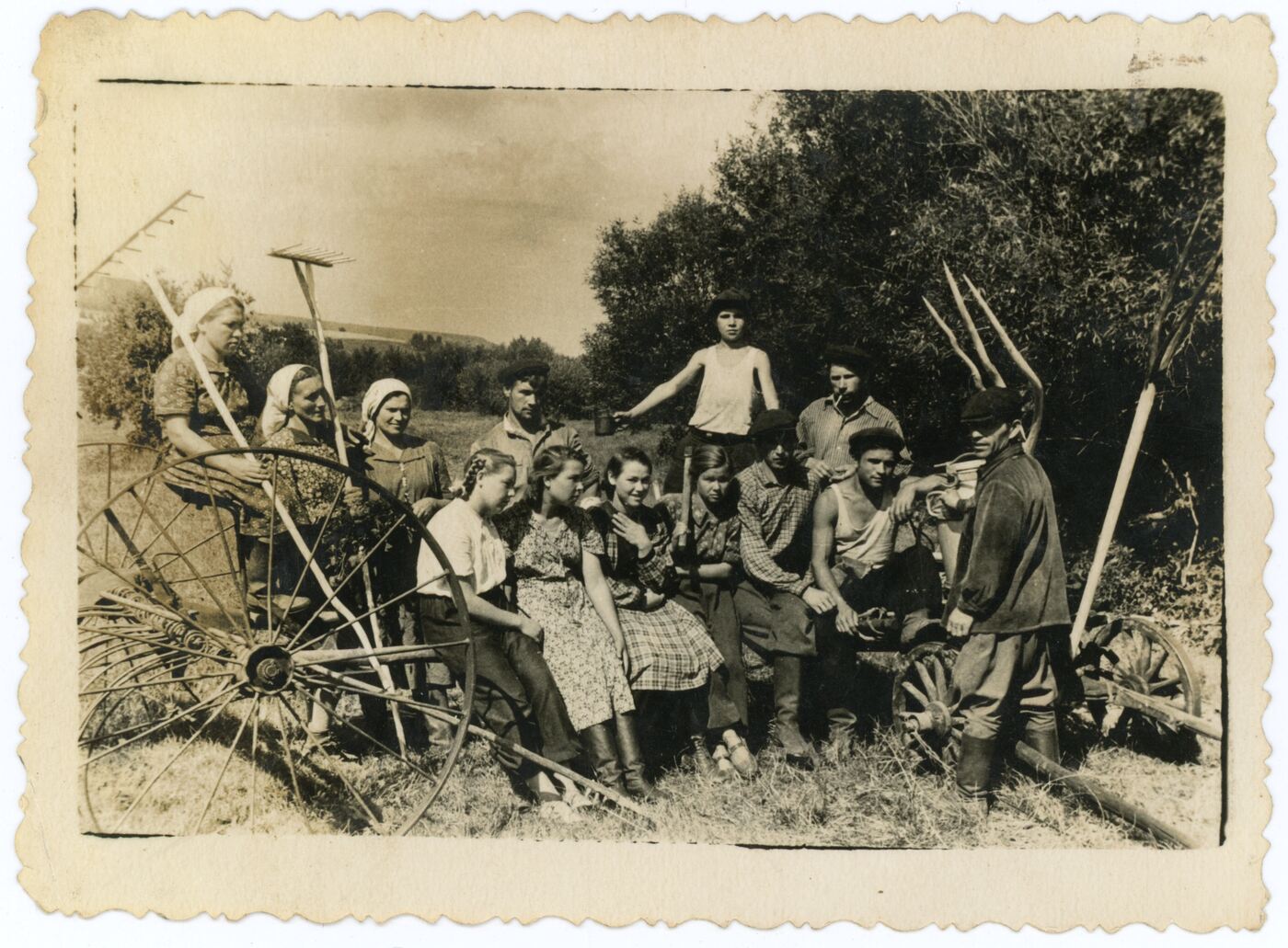 Nežinomas fotografas, Trečia iš kairės Kalniškių dvaro savininkė Zofija Petrauskienė Sibiro tremtyje