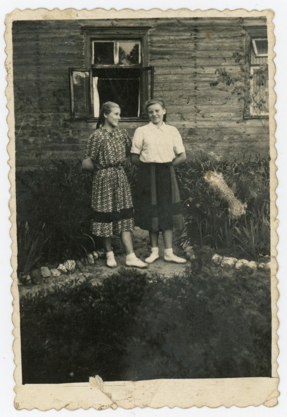 Nežinomas fotografas, Ieva Šeštokaitė ir Zoja Bagrecova prie Užvarmio dvaro