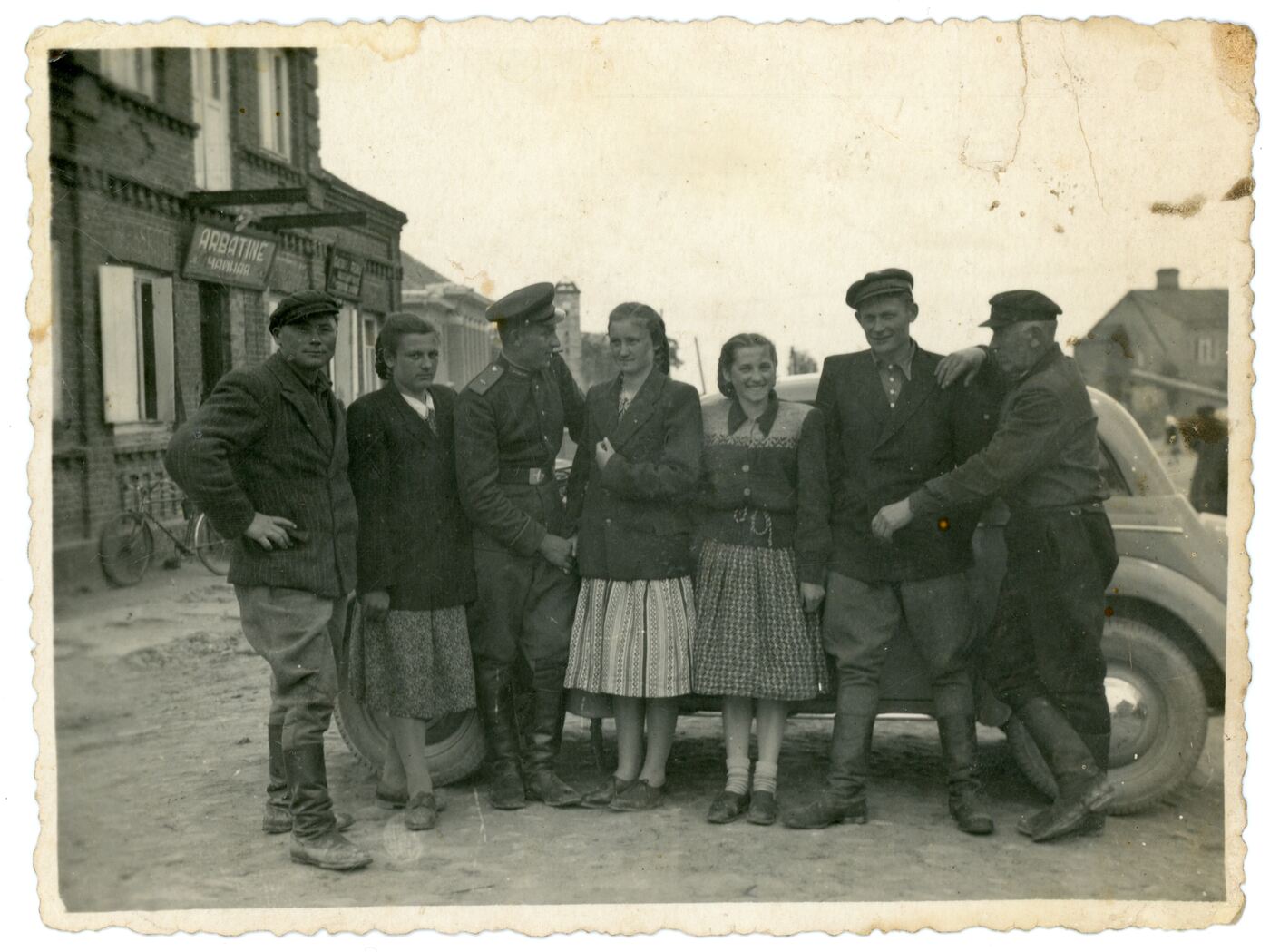 Nežinomas fotografas, Vytauto Margio (antras iš dešinės) išleistuvės į sovietinę armiją