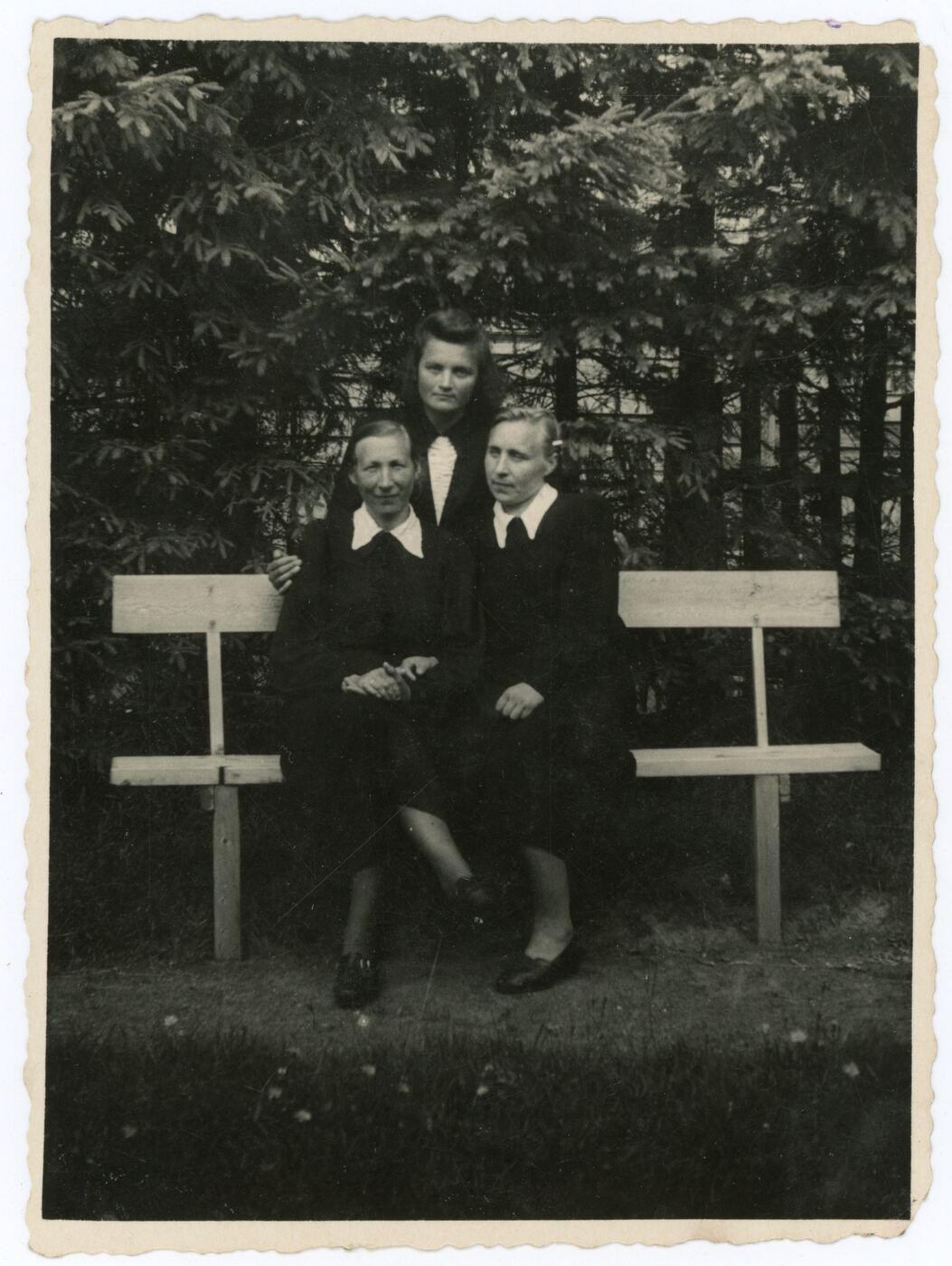 Nežinomas fotografas, Iš kairės pusės – Juzė Narbutienė, Antanina Jasiulytė, A. Určinauskaitė