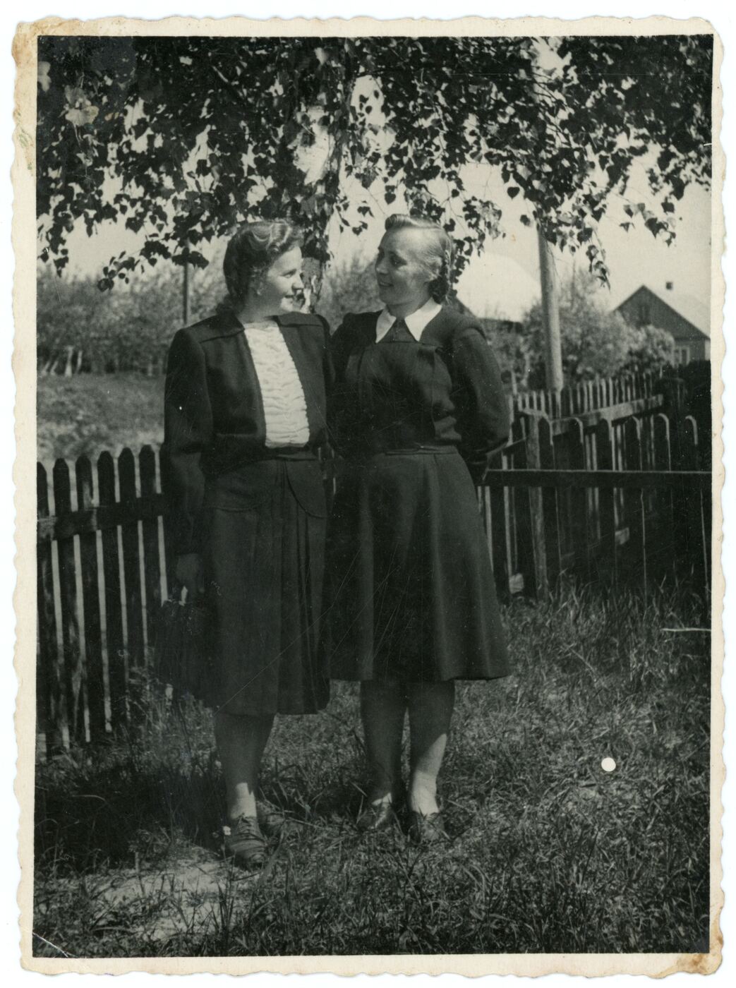 Nežinomas fotografas, Pirma iš kairės pusės stovi Janina Cibulskytė