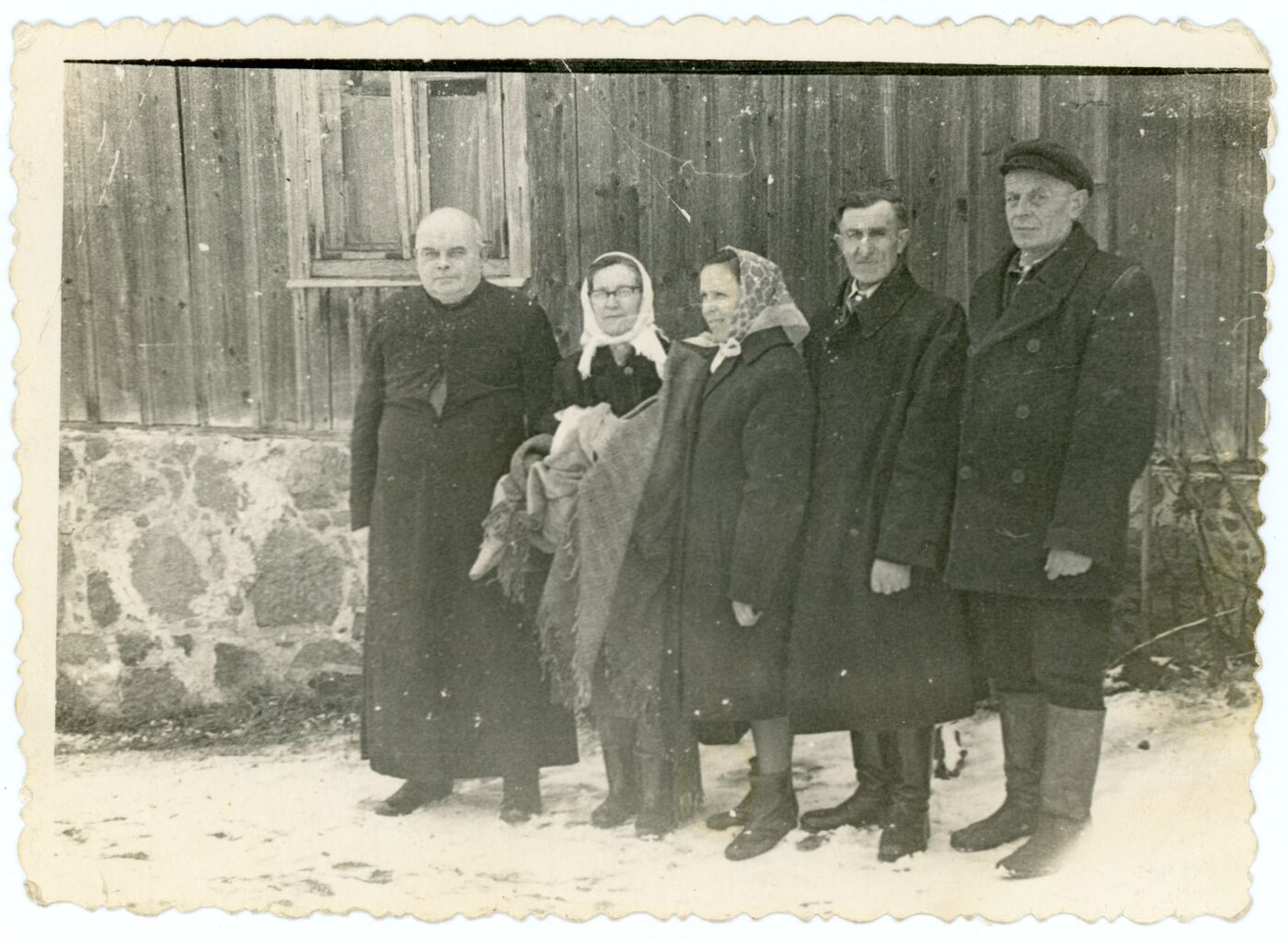 Nežinomas fotografas, Iš kairės pusės stovi Žalpių kunigas Abavičius, Janė Mielenienė, Elena Mielenienė, Juozas Veryga, Antanas Armonas