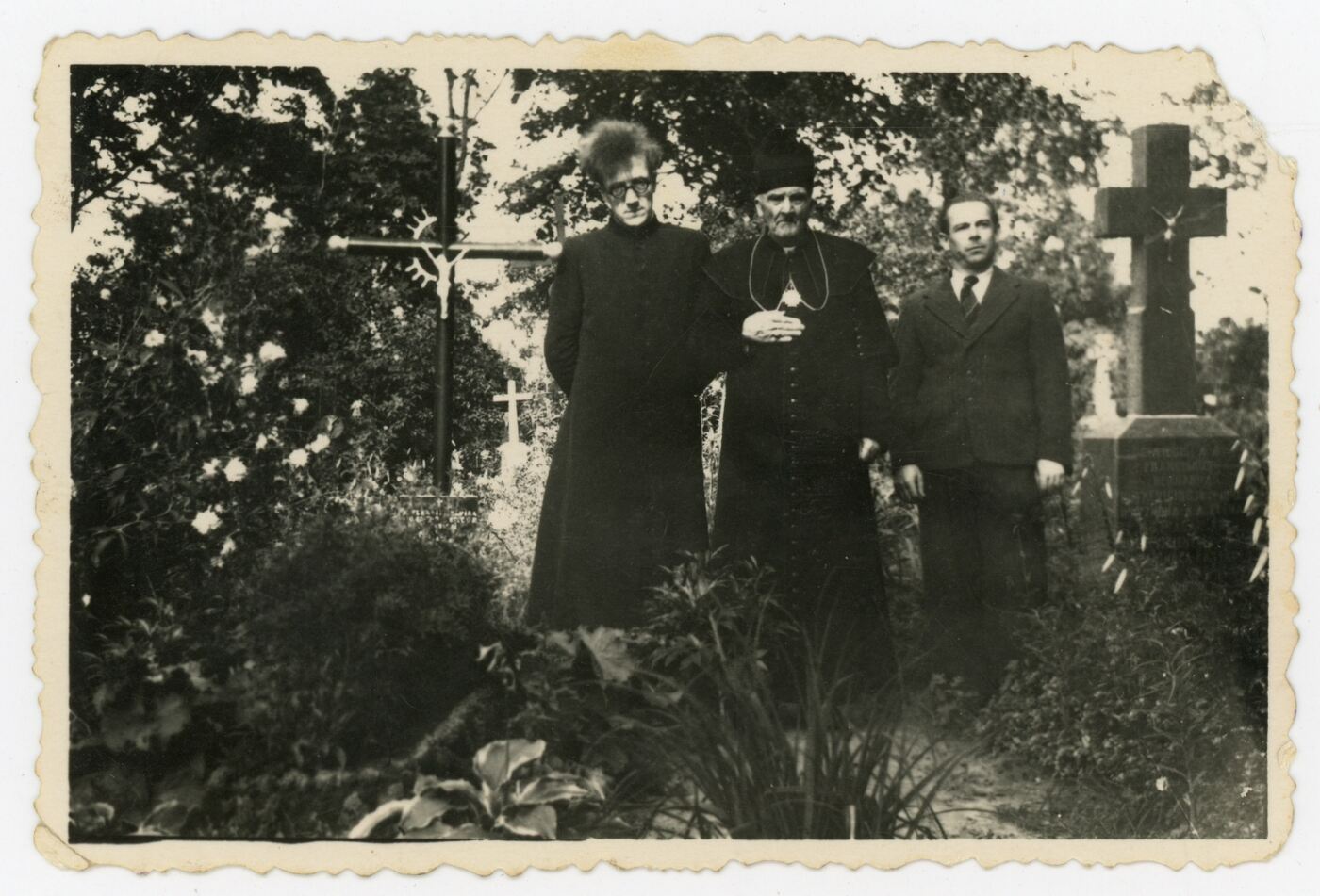 Nežinomas fotografas, Iš kairės stovi kunigas Jonas Jasinevičius, Šaukėnų kanauninkas Jonas Stasevičius ir vargonininkas Juozas Bružas
