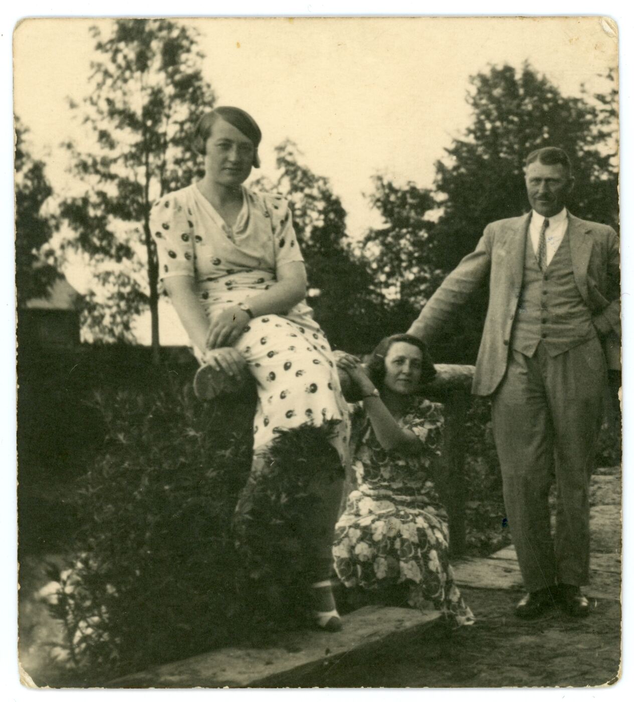 Nežinomas fotografas, Žalpių dvaro savininkė Kristina Pluščiauskaitė, Irena Pluščiauskaitė ir jai simpatizavęs Balčių dvaro ūkvedis Šikšnys