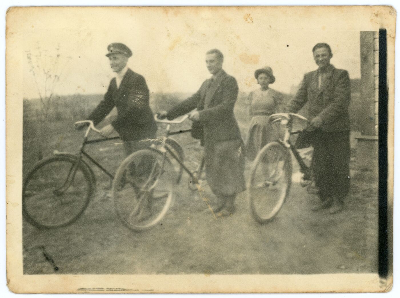 Jonas Miečius, Iš kairės pusės stovi Jonas Miečius, Juozas Stankus, Zofija Stankutė, Albinas Stankus