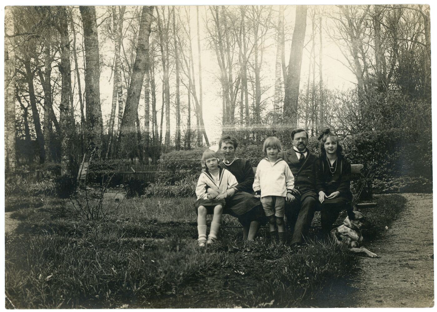 Nežinomas fotografas, Sofija Romerienė su šeima