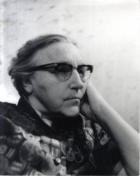 [Užsisvajojusi Ieva Simonaitytė] : [portretinė nuotrauka]