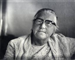 [Ieva Simonaitytė Priekulėje] : [portretinė nuotrauka]
