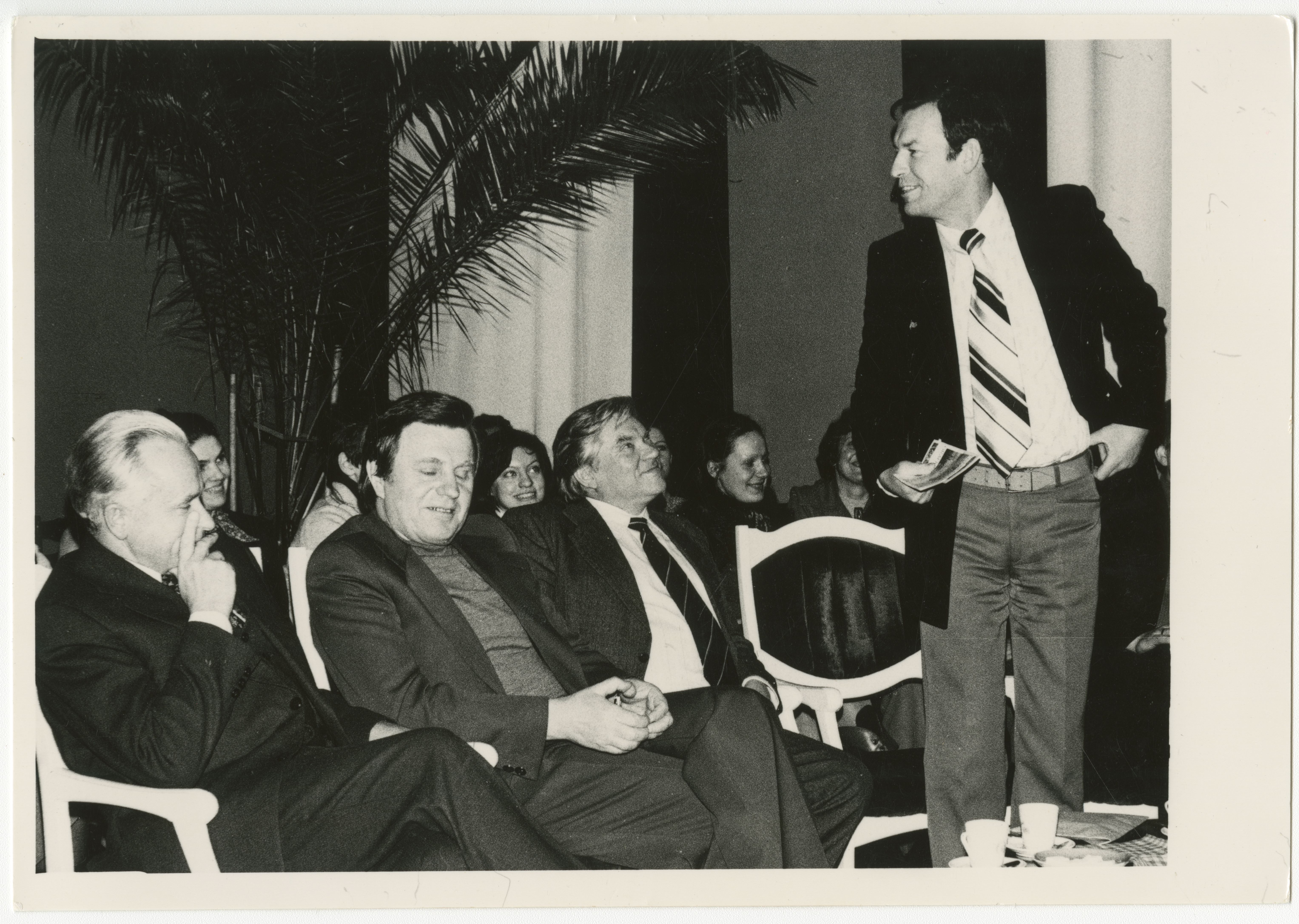 Literatūros kritiko Jono Lankučio, poeto Justino Marcinkevičiaus, aktorių Henriko Vancevičiaus ir Regimanto Adomaičio grupinė nuotrauka.