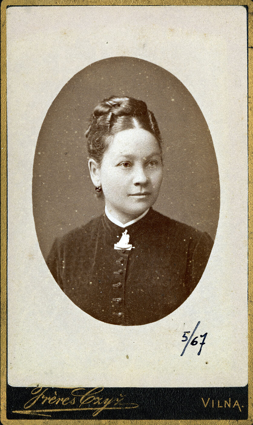 Brolių Čižų fotoateljė, Jaunos moters portretas