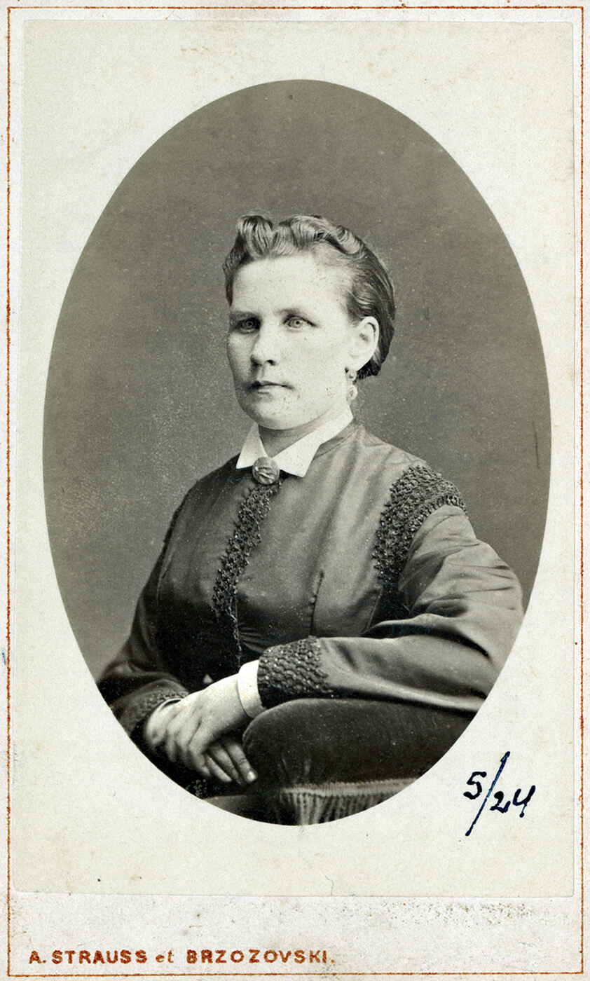 Fotoateljė „A. Štrausas ir J. Bžozovskis“, Sėdinčios moters, pasirėmusios alkūne į ranktūrį, portretas