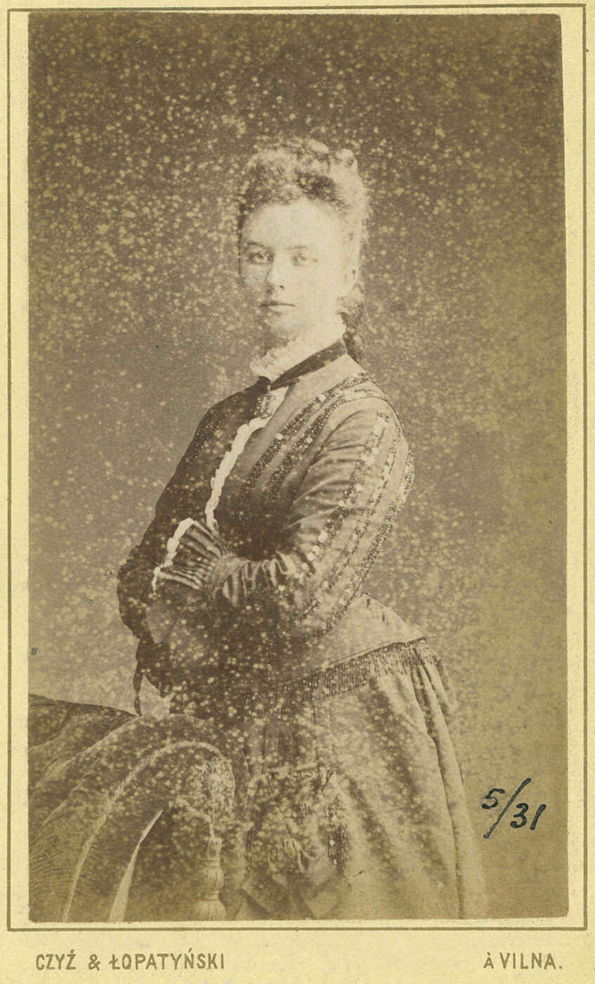 V. Čižo ir F. Lopatinskio fotoateljė, Moters, sunėrusios ant krūtinės ranka, portretas