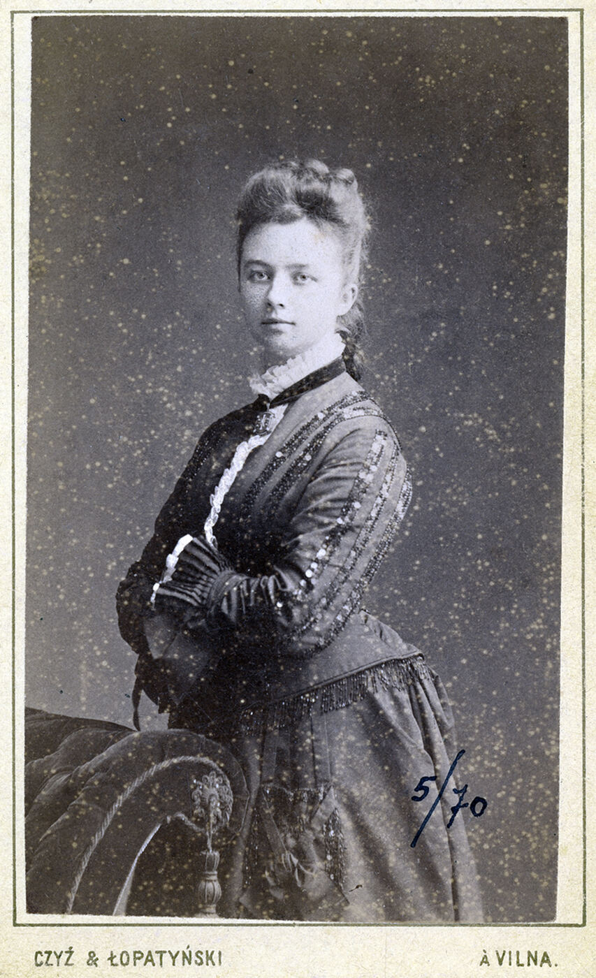 V. Čižo ir F. Lopatinskio fotoateljė, Moters, sunėrusios ant krūtinės rankas, portretas