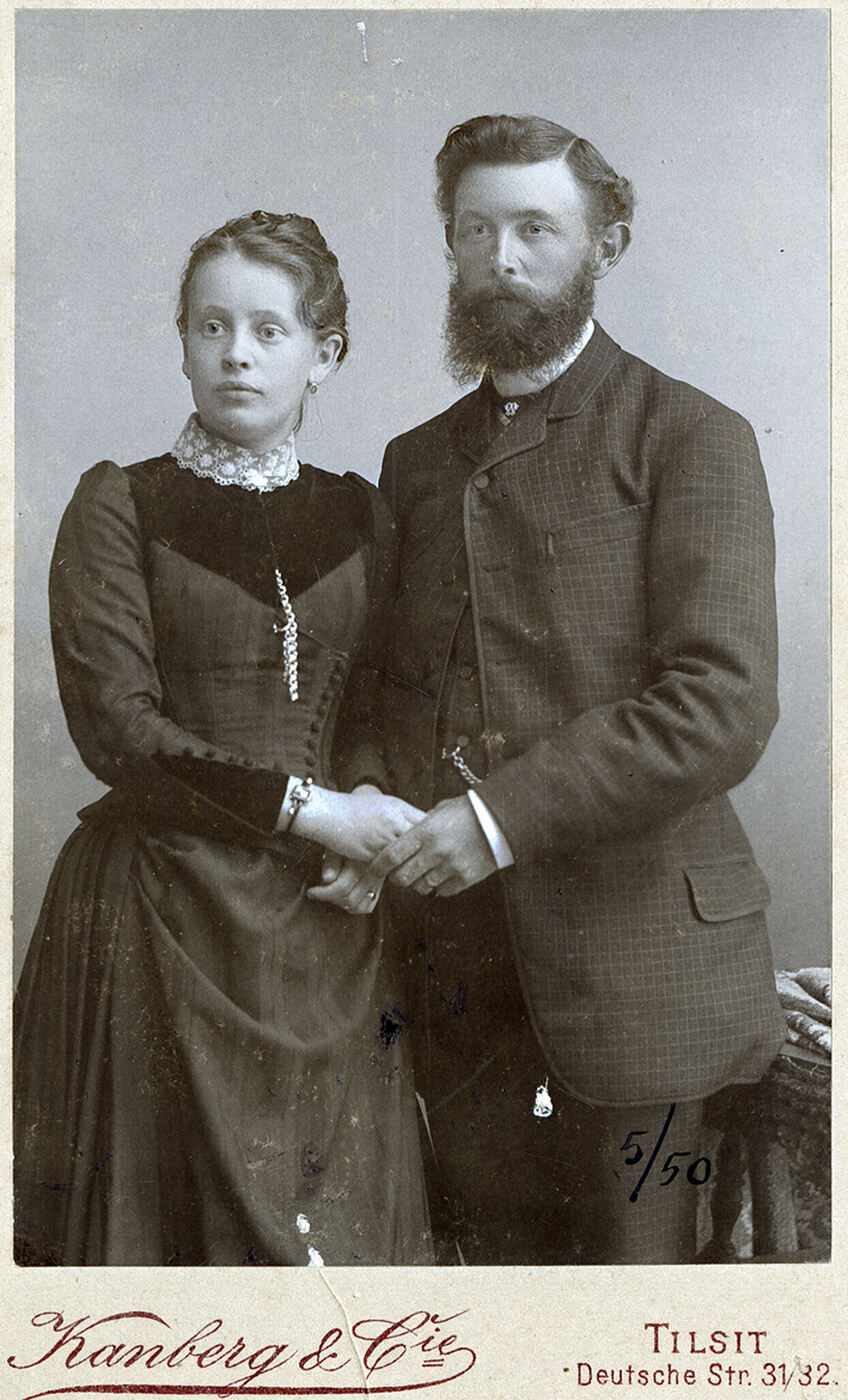Fotoateljė „Kanberg & Cie“, Barzdoto vyro ir moters, susikibusių rankomis, portretas