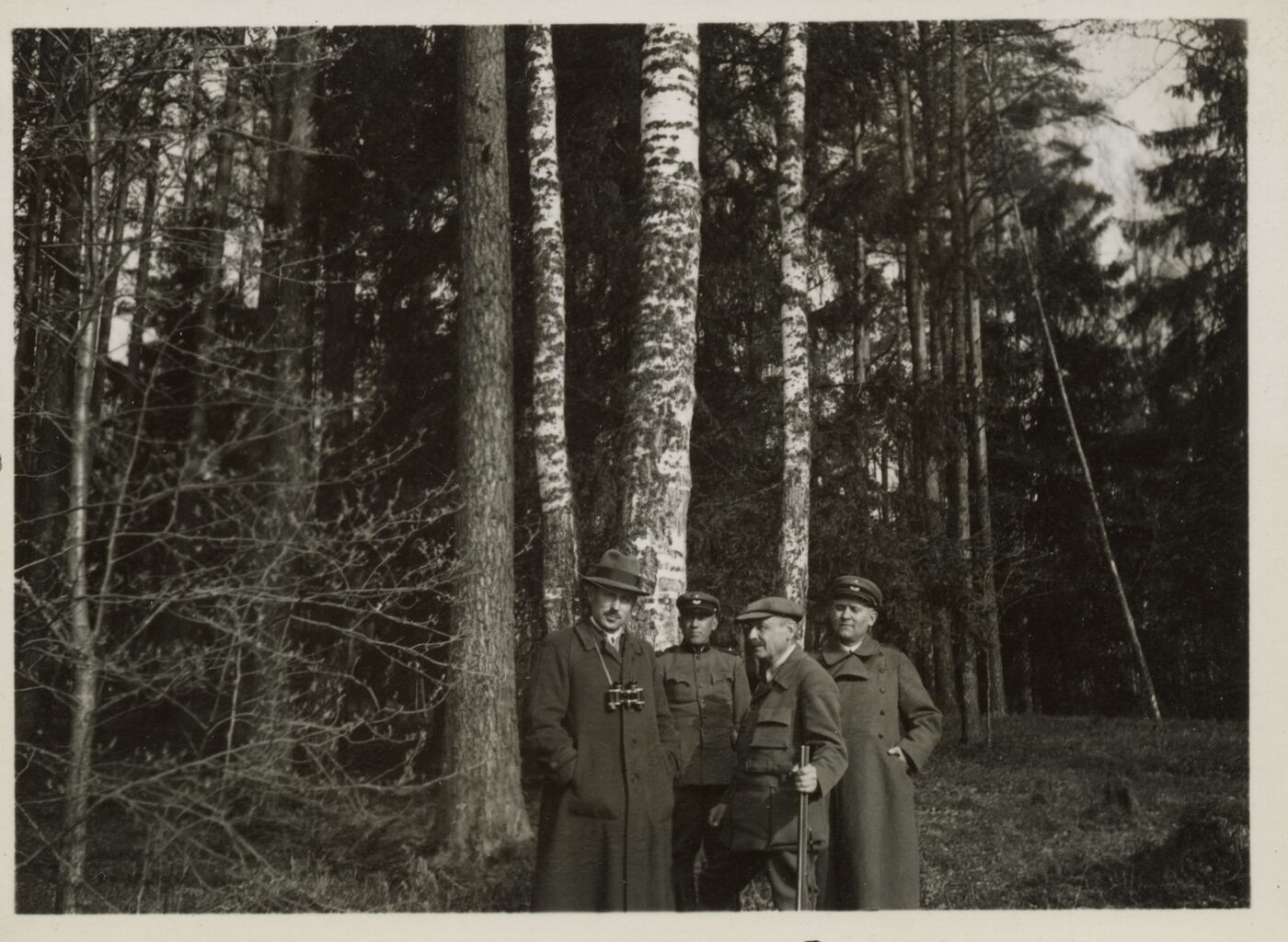 Nežinomas fotografas, Tadas Ivanauskas su miškininkais