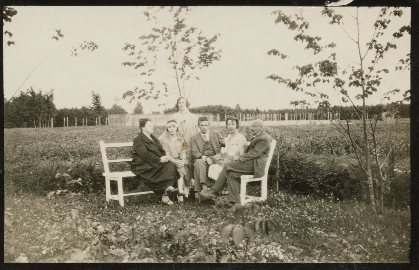 Nežinomas fotografas, Ivanauskai su artimaisiais Obelynėje