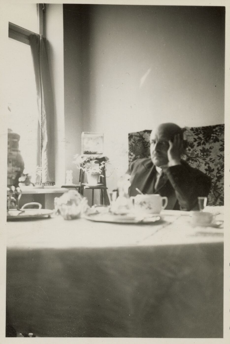 Nežinomas fotografas, Tadas Ivanauskas valgomajame