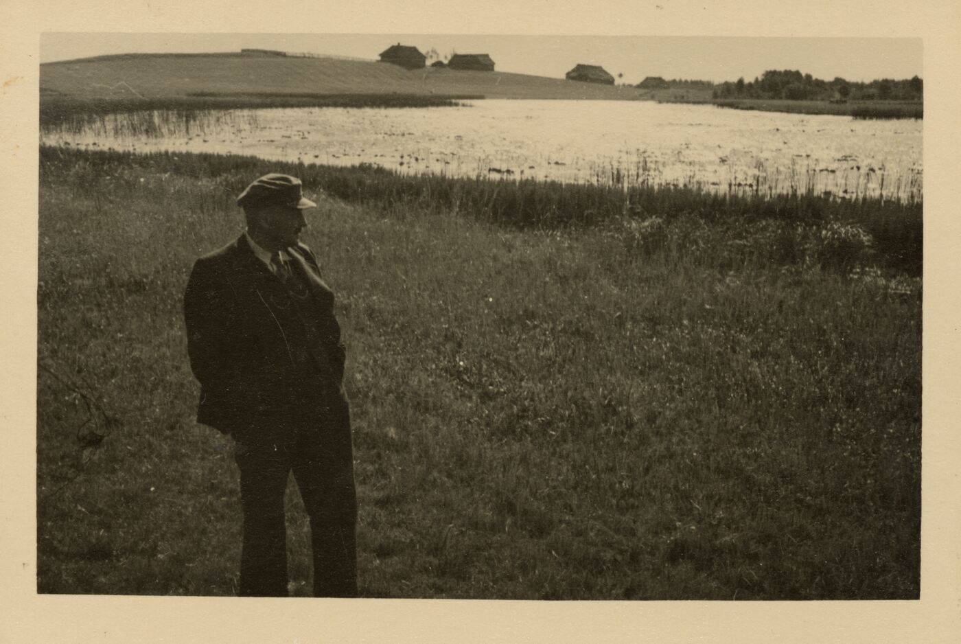 Nežinomas fotografas, Tadas Ivanauskas prie vandens telkinio
