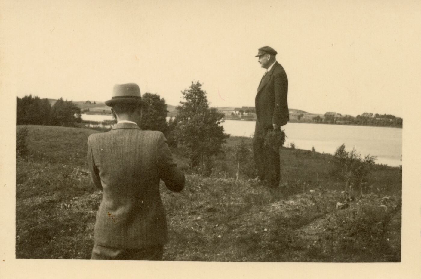 Nežinomas fotografas, Tadas Ivanauskas prie vandens telkinio