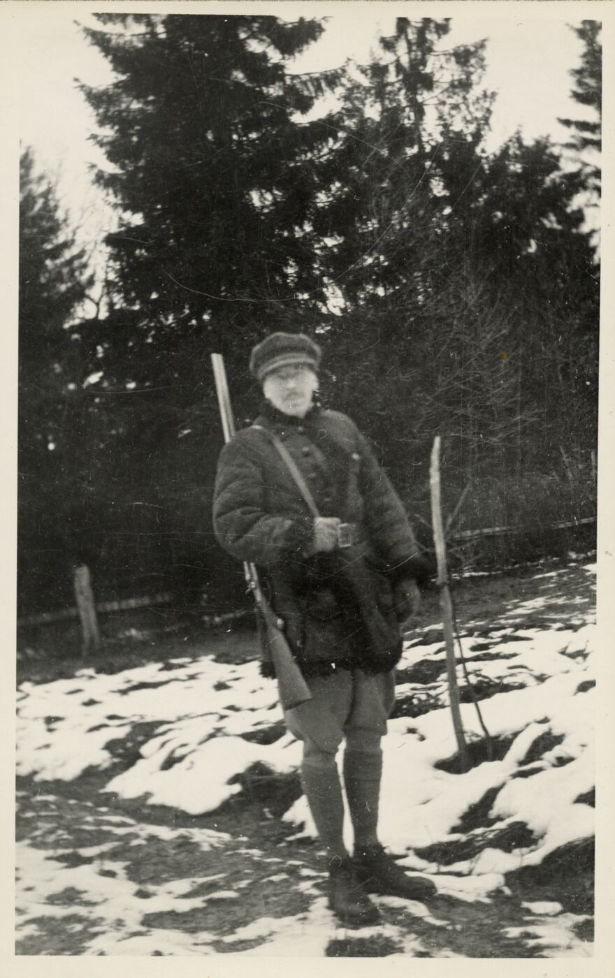 Nežinomas fotografas, Jurgis Ivanauskas su medžiokliniu šautuvu Lebiodkoje