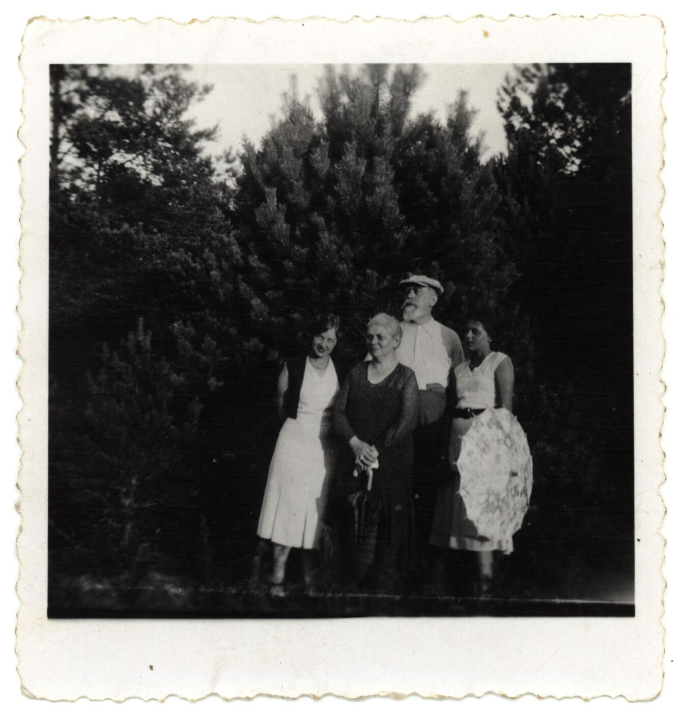 Nežinomas XX a. I p. fotografas, Komp. Juozas Naujalis (1869-1934) su žmona Monika Kryt - Naujaliene (1873-1956) pušyno fone
