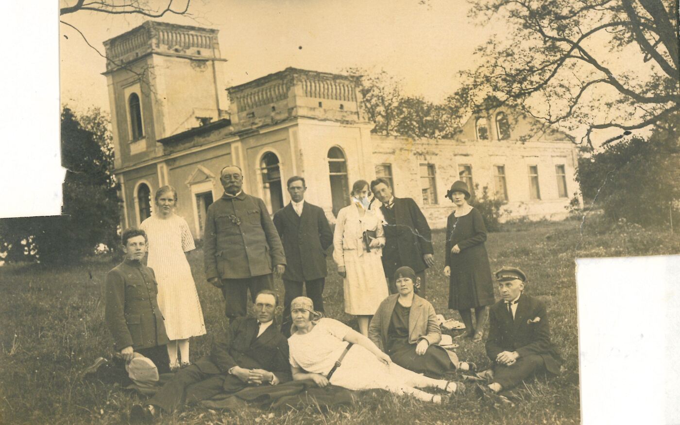 Nežinomas fotografas, Aleksandras Germanas prie Eleonoravo dvaro griuvėsių