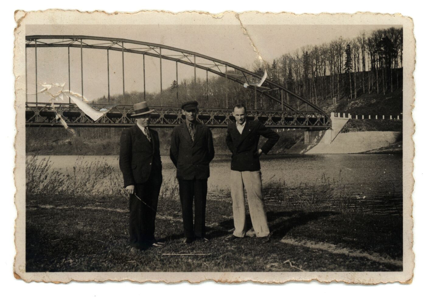 Nežinomas fotografas, Raudondvariečiai Vinco Stašelio tilto papėdėje