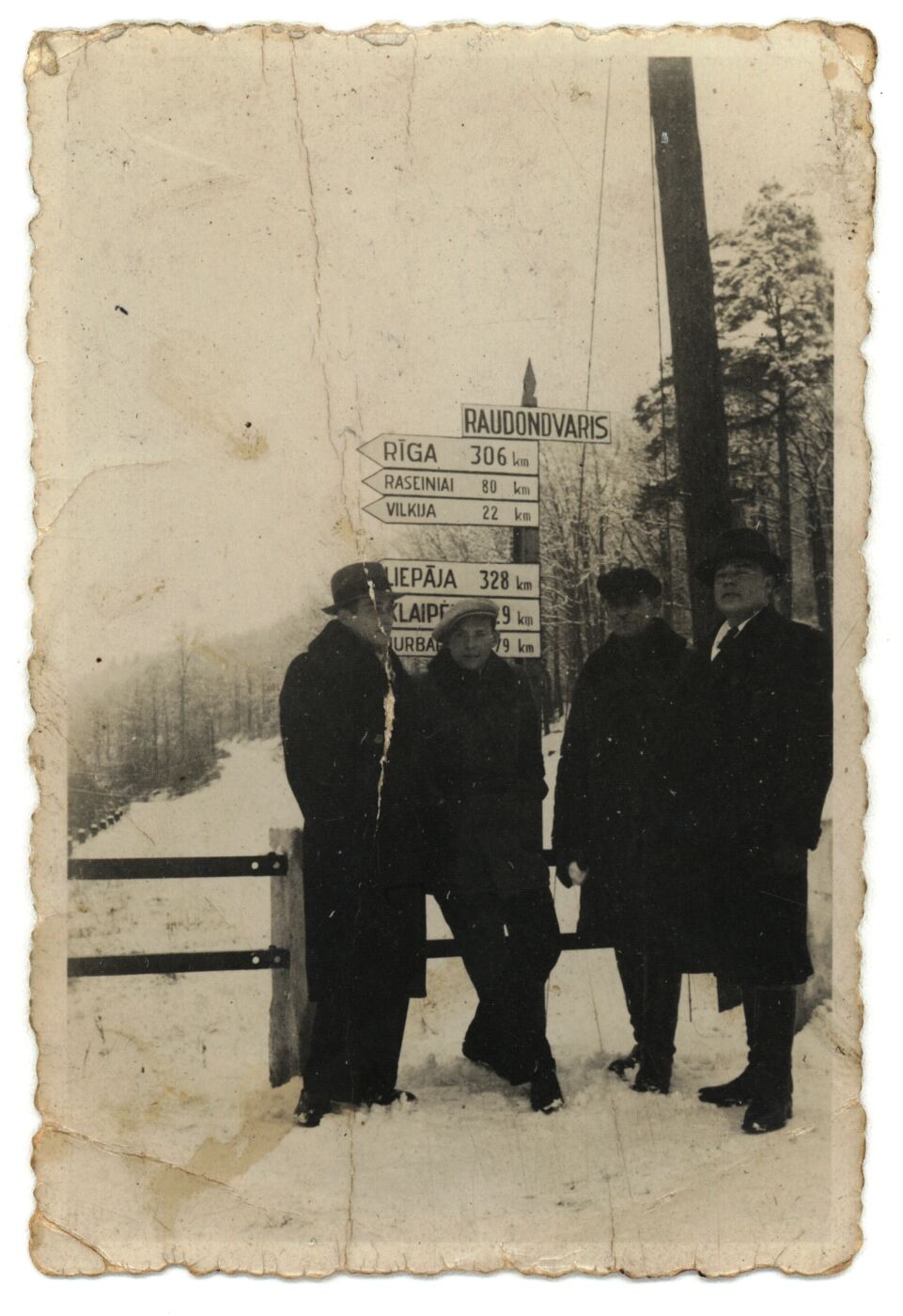 Nežinomas fotografas, Raudondvariečiai prie kelio ženklo