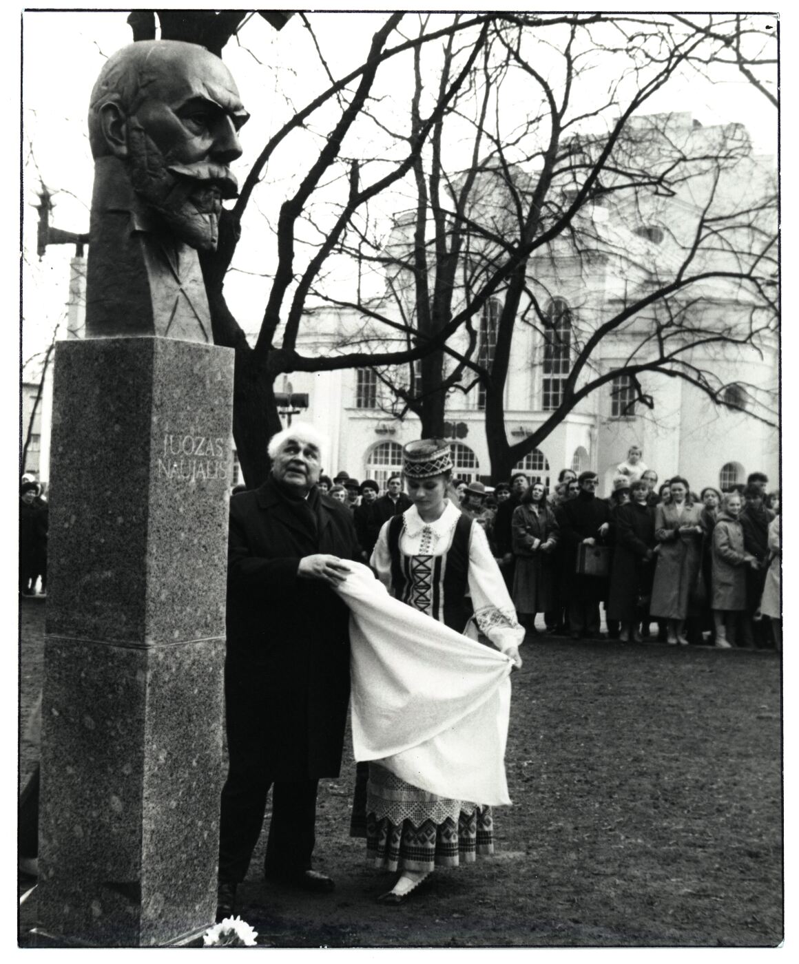 Nežinomas fotografas, Konradas Kaveckas atidengia paminklą J. Naujaliui