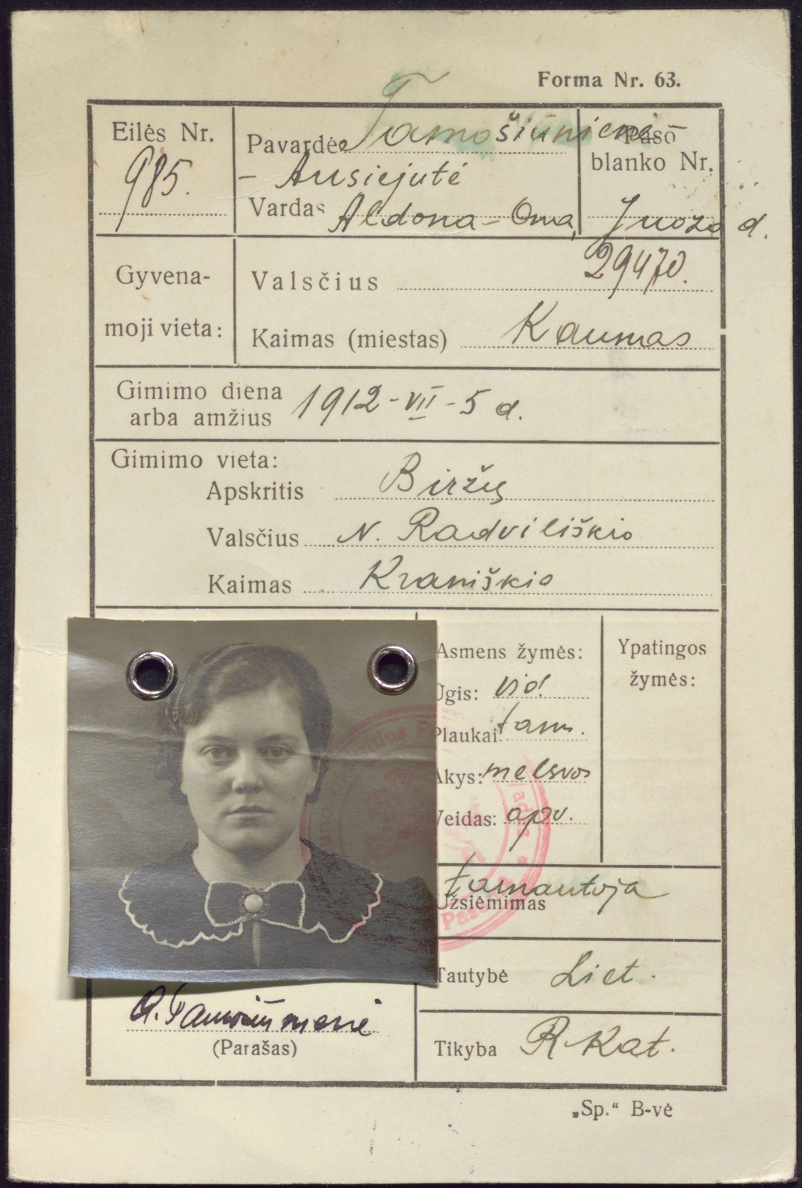 Aldonos Onos Tamošiūnienės–Ausiejutės asmens dokumento kortelė su portretu, Kaunas, apie 1930-uosius.
