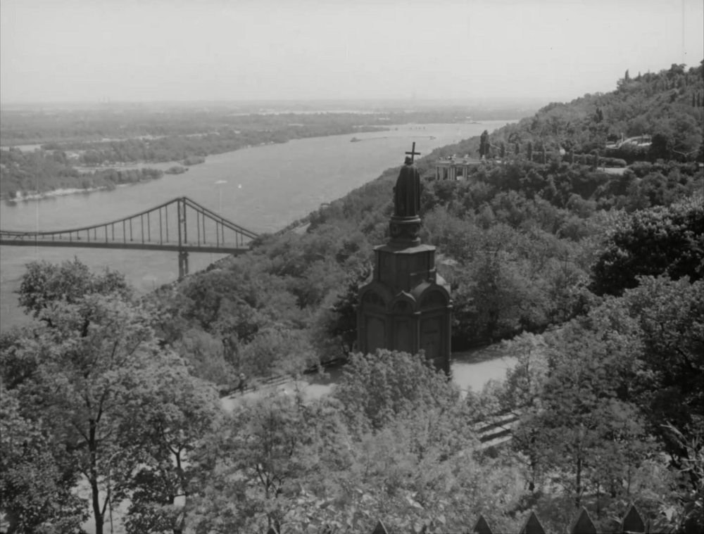 Kijevo panorama nuo Dniepro šlaitų: Dniepras, tiltas ir miesto apylinkės.