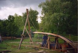 Kurėno statyba. Naudojant senuosius laivadirbių metodus, lenkiamos lentos burvaltės bortams