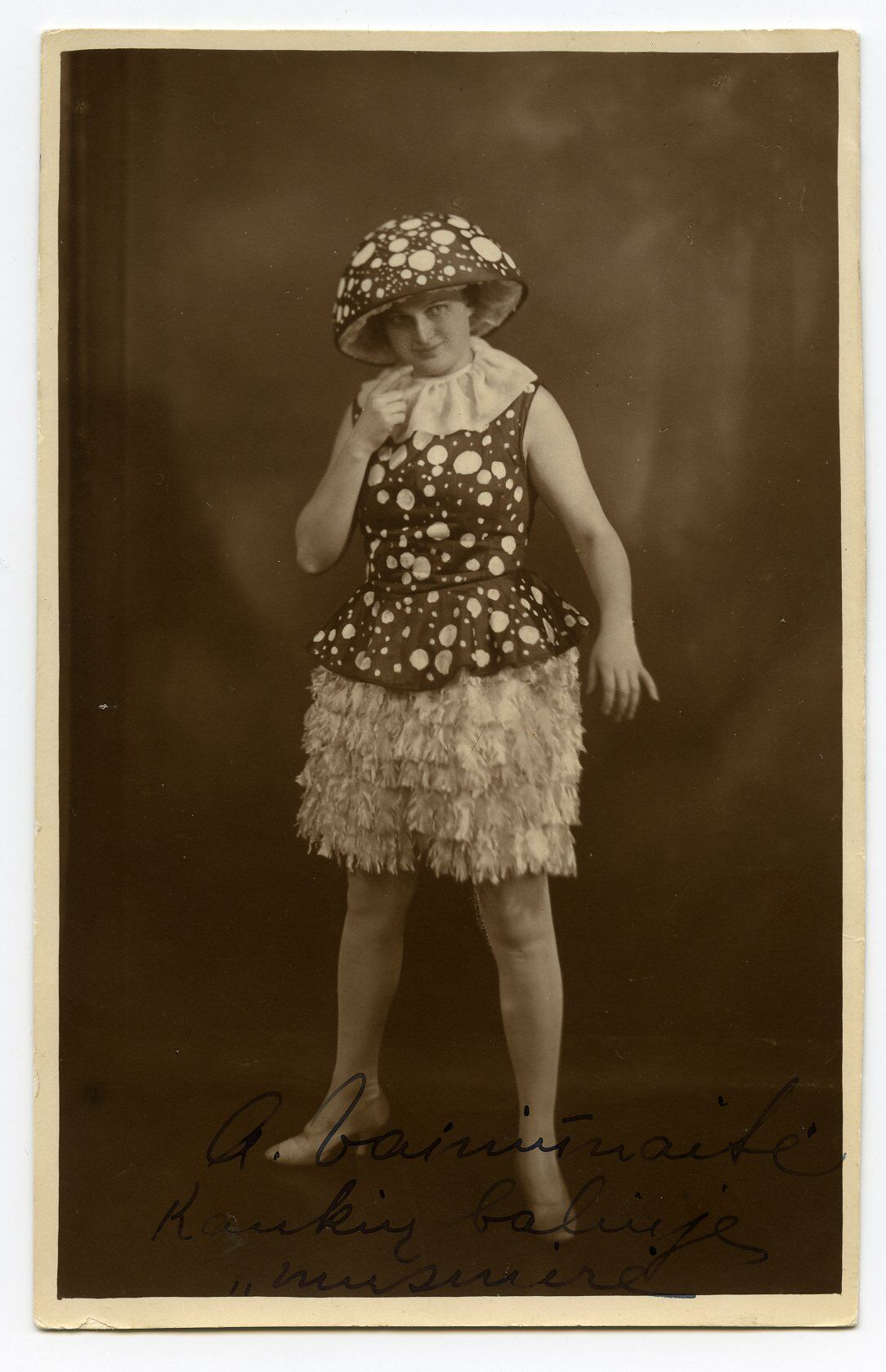 Antanina Vainiūnaitė su musmirės kostiumu Valstybės teatro kaukių baliuje, apie 1930 m.