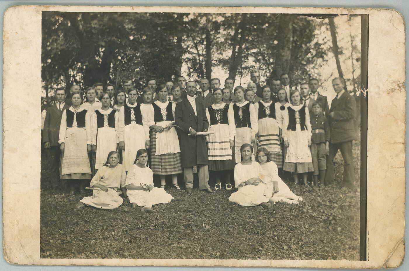 Nežinomas fotografas, Knygnešys Juozas Zauka (1862–1943) su savo choru Subatėje (Latvija)