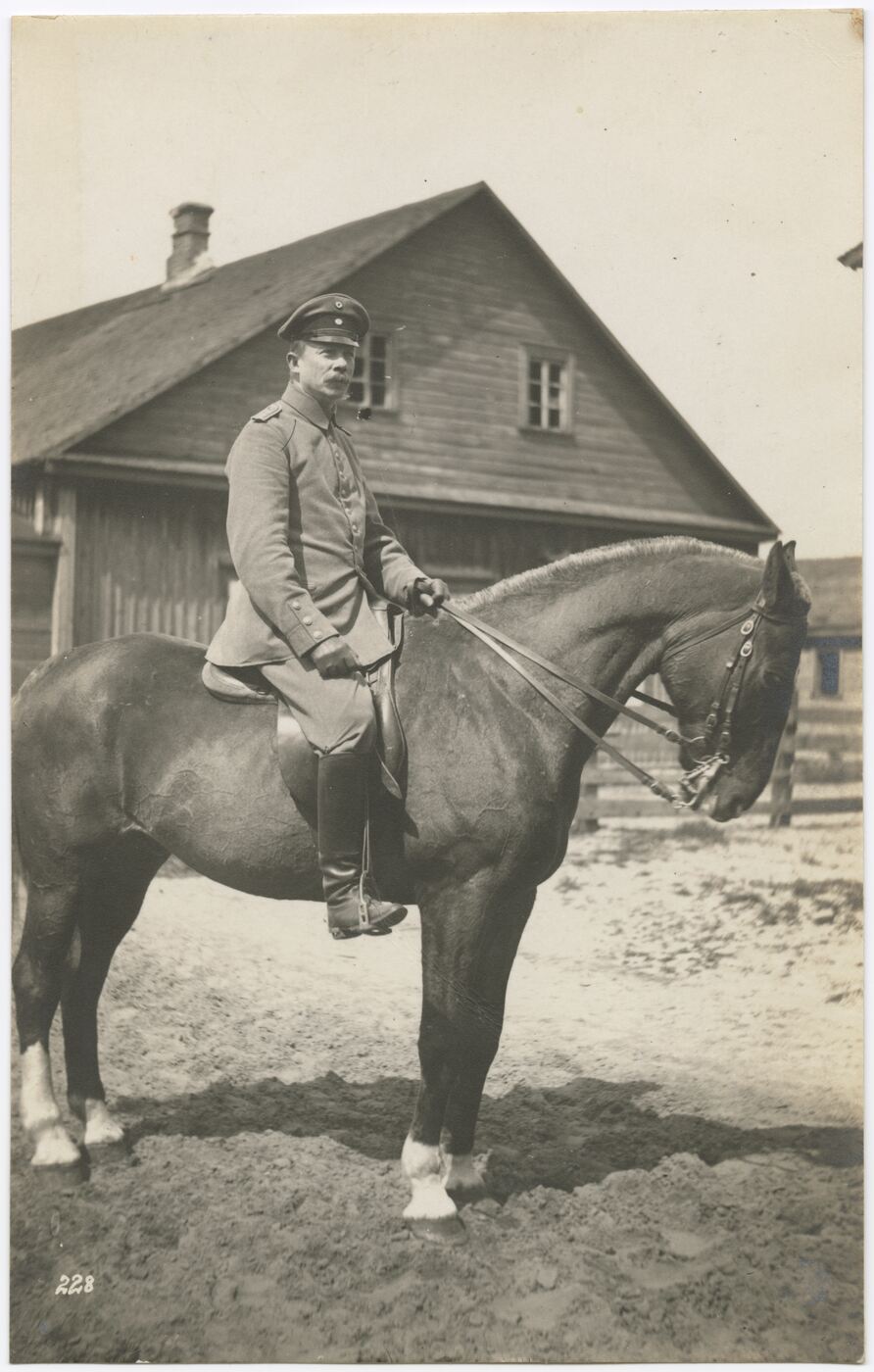 Wilhelm Alb. Bechtel, Kariškis su arkliu sodybos kieme